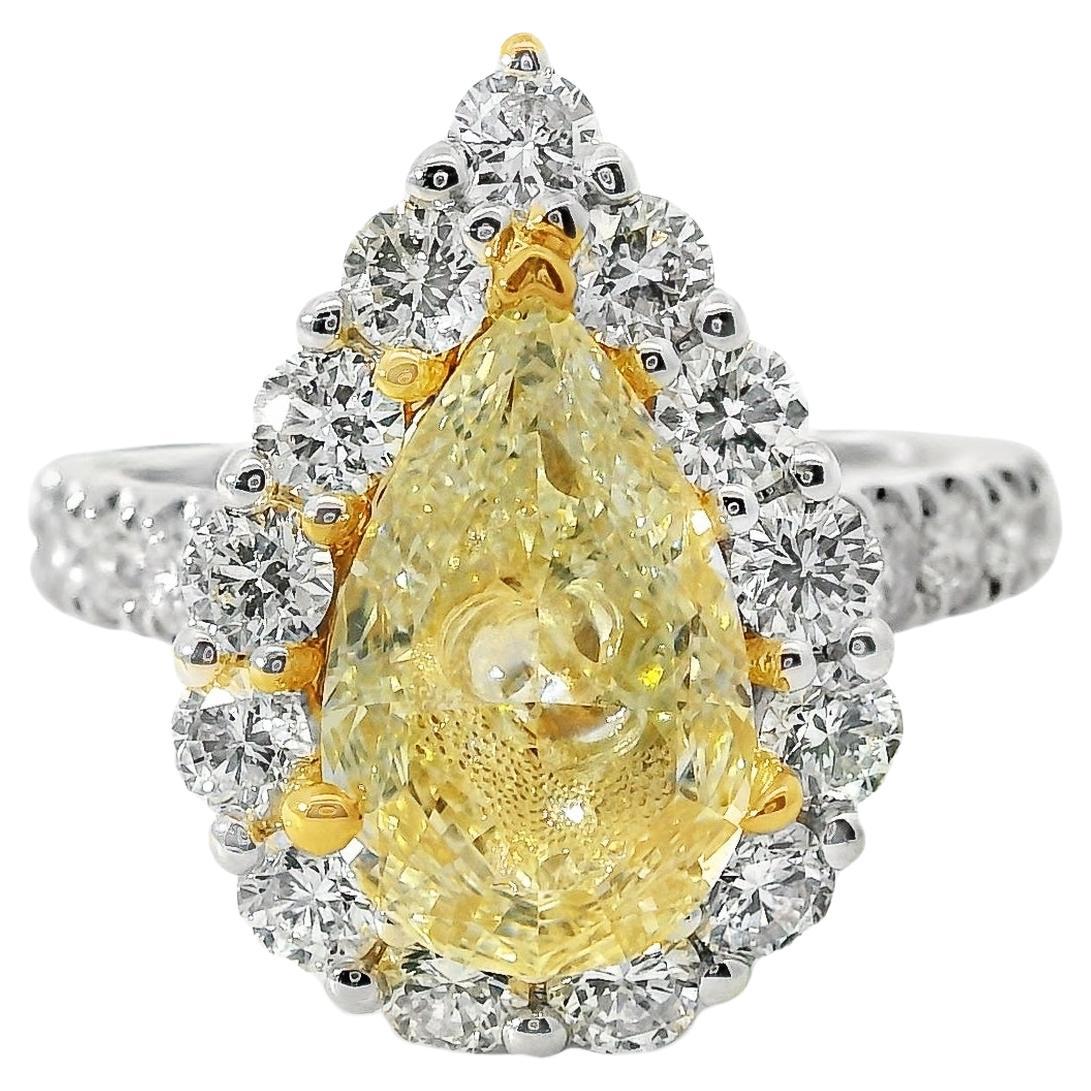 Anello di fidanzamento in oro bianco e giallo 18k con diamante giallo taglio pera da 2,66 carati in vendita