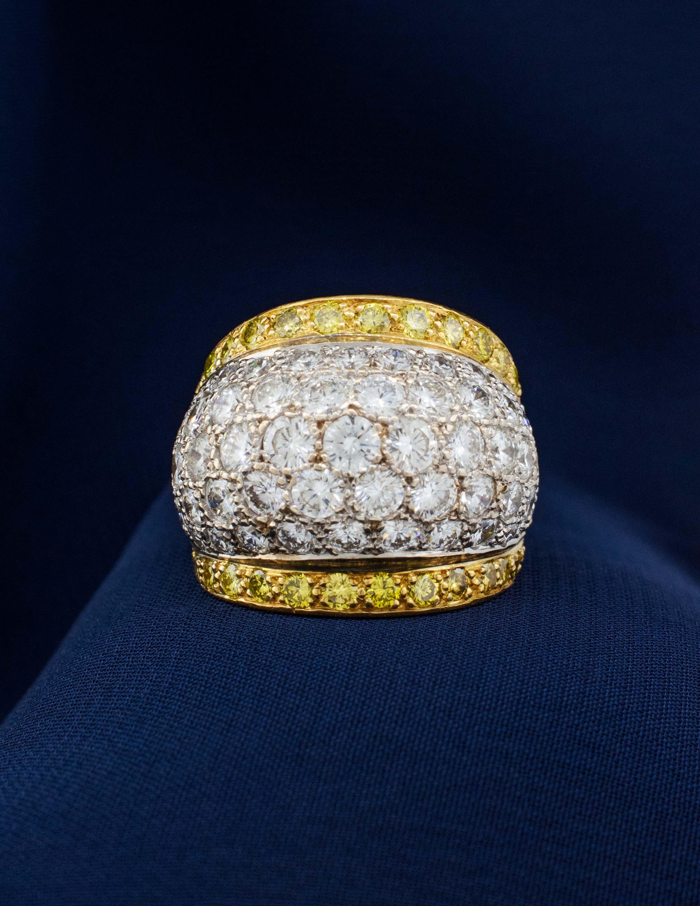 Bague dôme en or blanc et jaune bicolore 18K pour femme, ornée de diamants. Il y a au total 56 diamants de couleur jaune fantaisie et 53 diamants ronds incolores de taille brillant. Le poids total approximatif en carats de tous les diamants est de