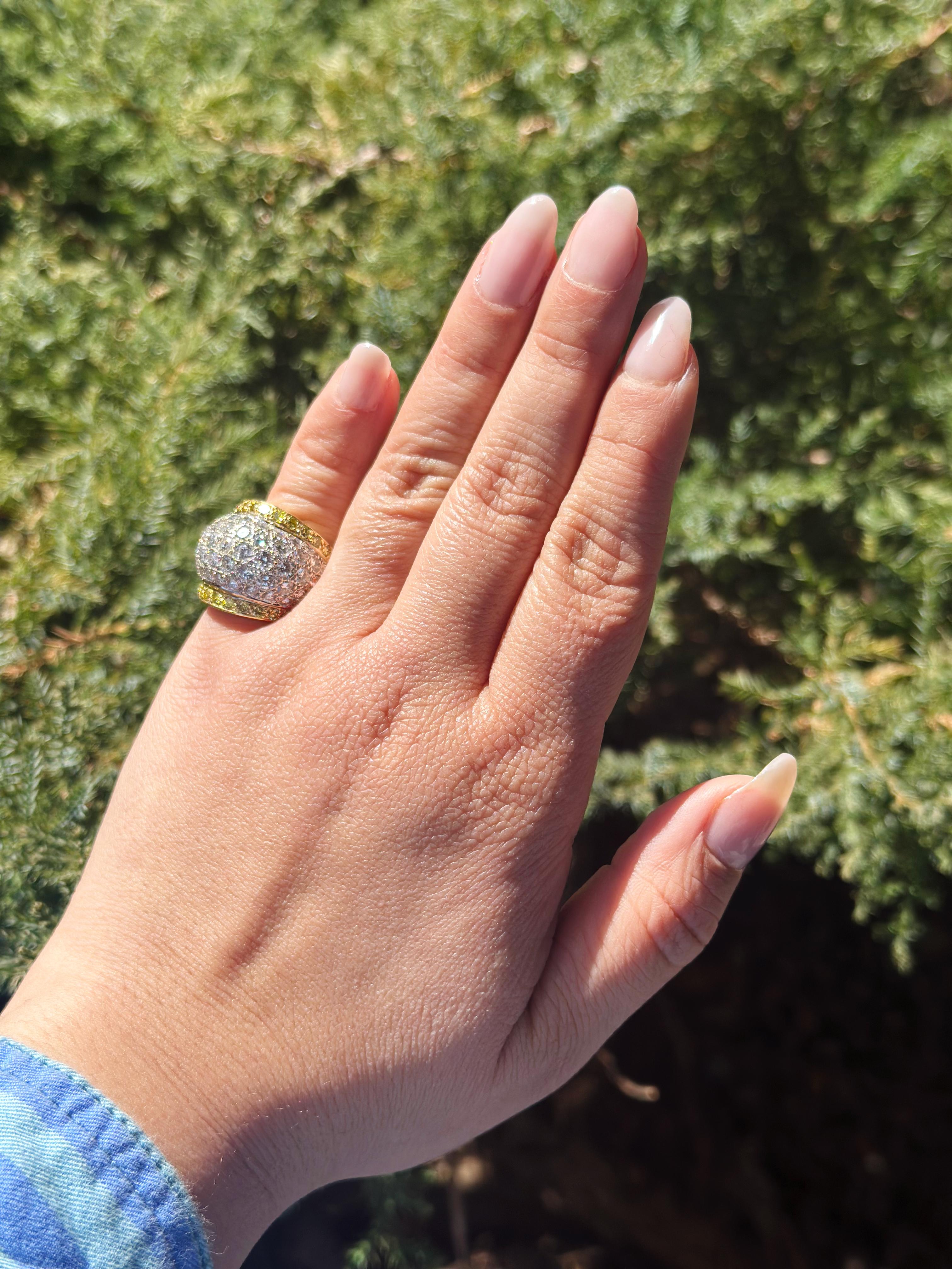 Contemporain Bague dôme en or blanc et jaune 18 carats, 5,5 carats, diamant jaune fantaisie et incolore en vente