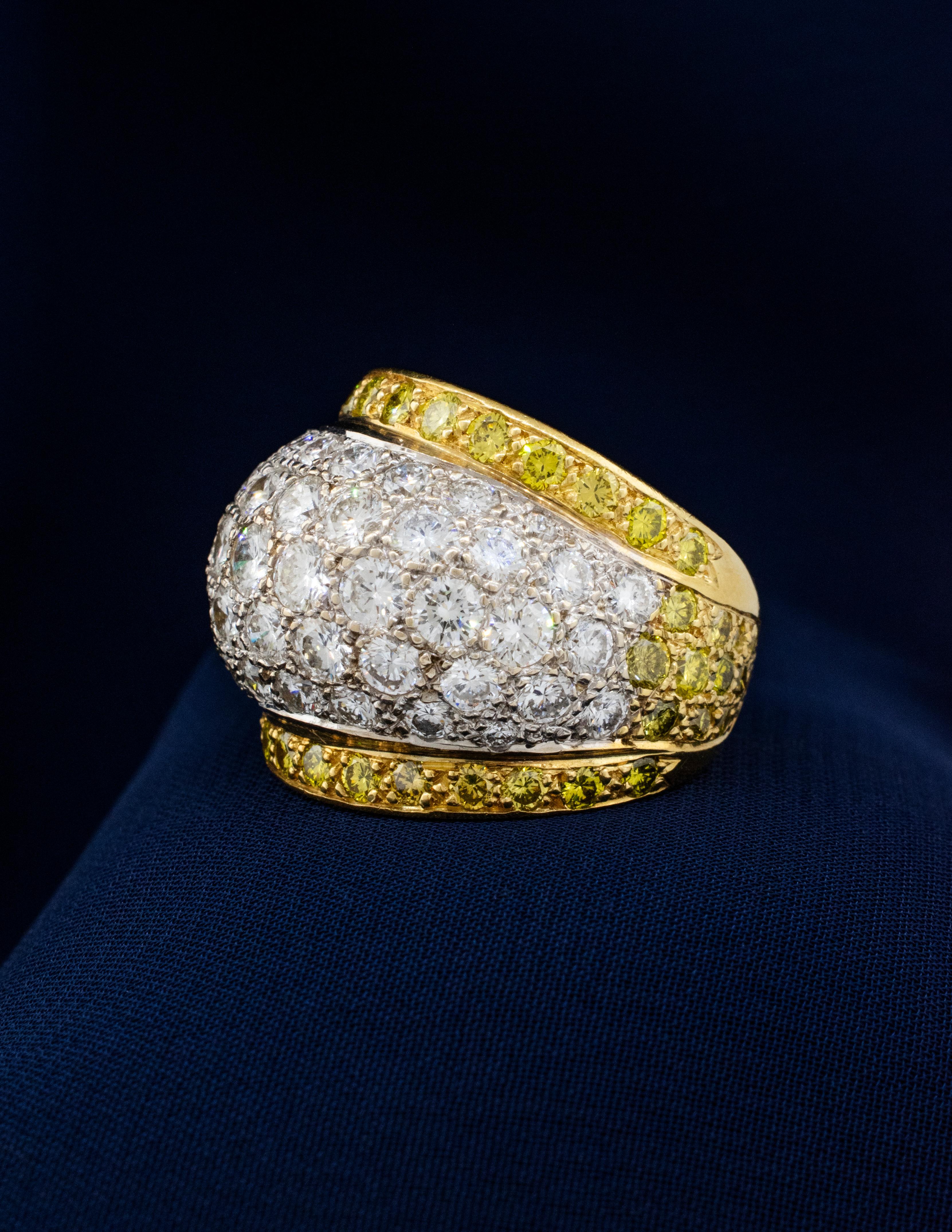 Taille brillant Bague dôme en or blanc et jaune 18 carats, 5,5 carats, diamant jaune fantaisie et incolore en vente
