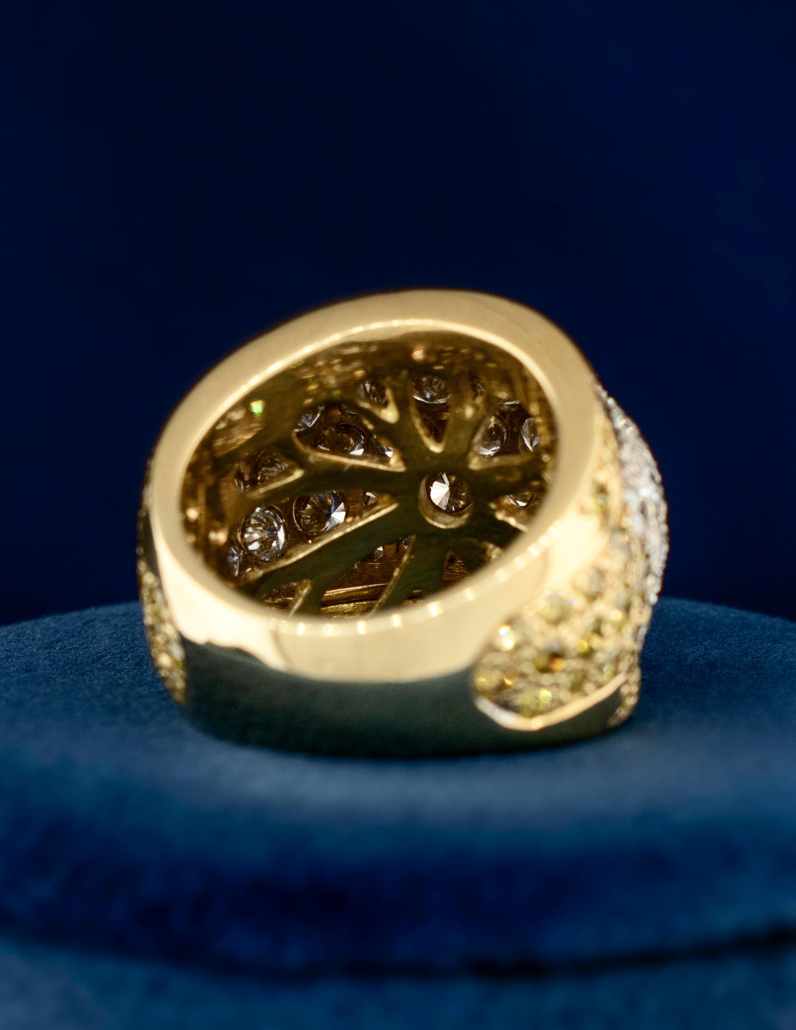 Bague dôme en or blanc et jaune 18 carats, 5,5 carats, diamant jaune fantaisie et incolore Bon état - En vente à Boone, NC