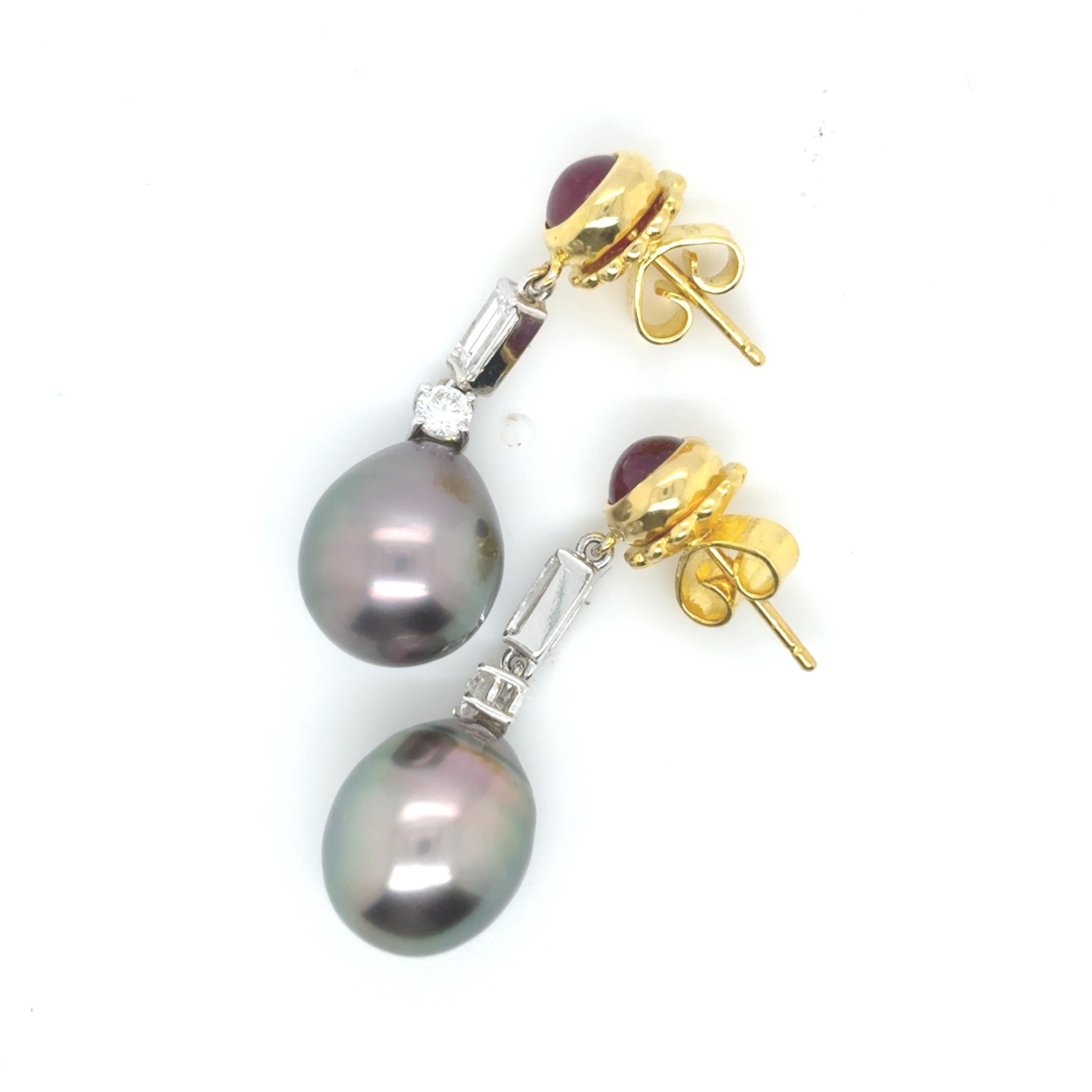 Realizzati in oro giallo e bianco 18 carati, questi orecchini presentano perle nere dei Mari del Sud che ondeggiano delicatamente sotto una cascata di diamanti da 0,68 carati e rubini da 1,86 carati. 

Le perle, nate nelle calde acque della