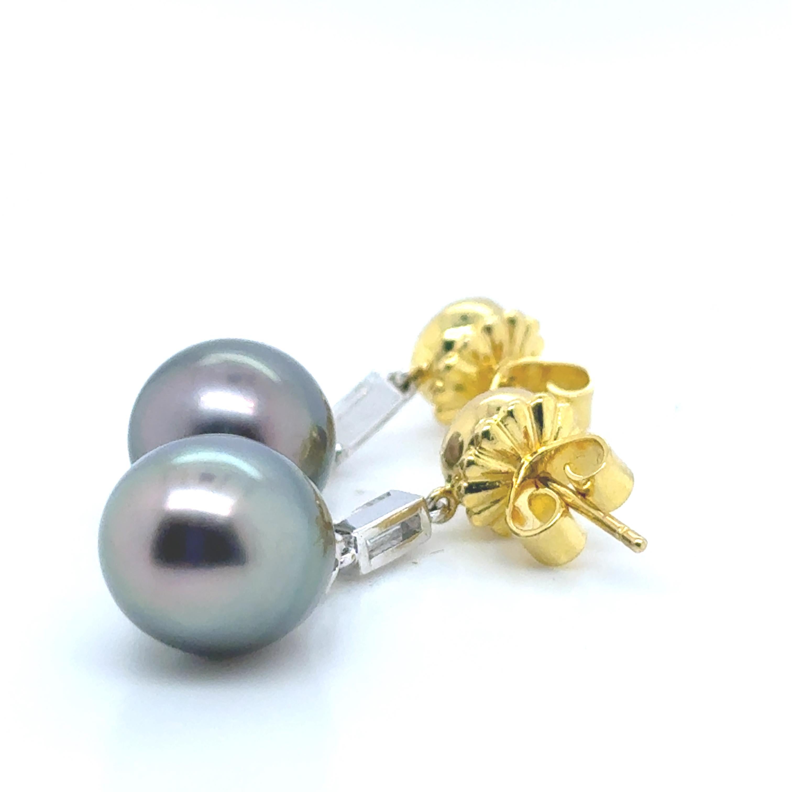 Contemporaneo Orecchini in oro bianco e giallo 18k con perle nere dei mari del sud, diamanti e rubini in vendita