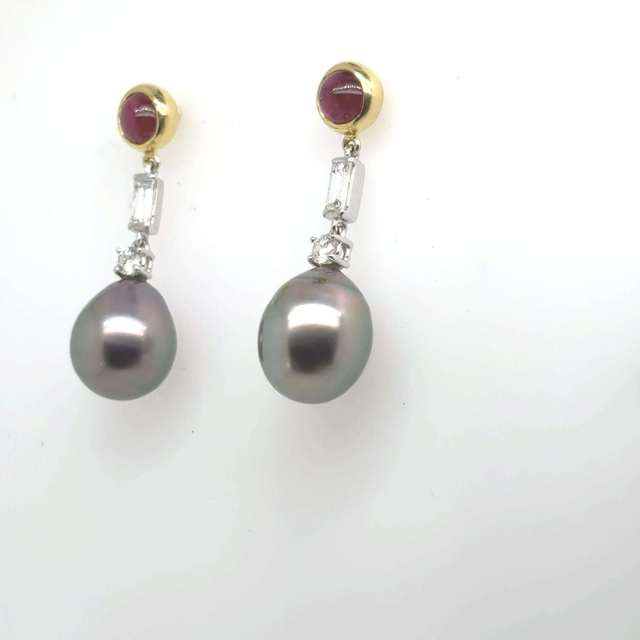 Taglio rotondo Orecchini in oro bianco e giallo 18k con perle nere dei mari del sud, diamanti e rubini in vendita
