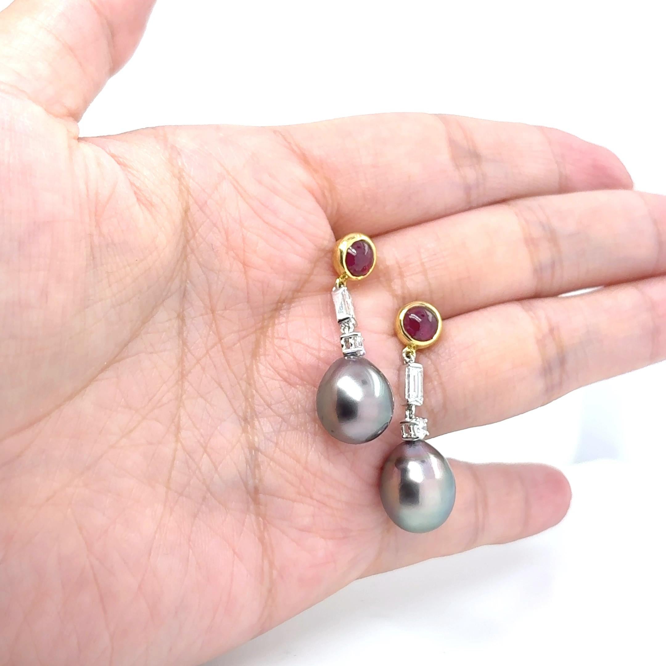 Orecchini in oro bianco e giallo 18k con perle nere dei mari del sud, diamanti e rubini In condizioni Nuovo in vendita a Hong Kong, HK