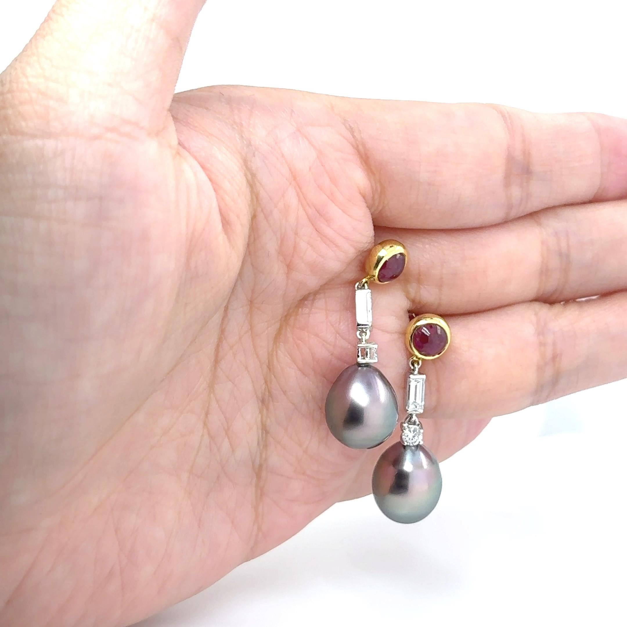 Donna Orecchini in oro bianco e giallo 18k con perle nere dei mari del sud, diamanti e rubini in vendita