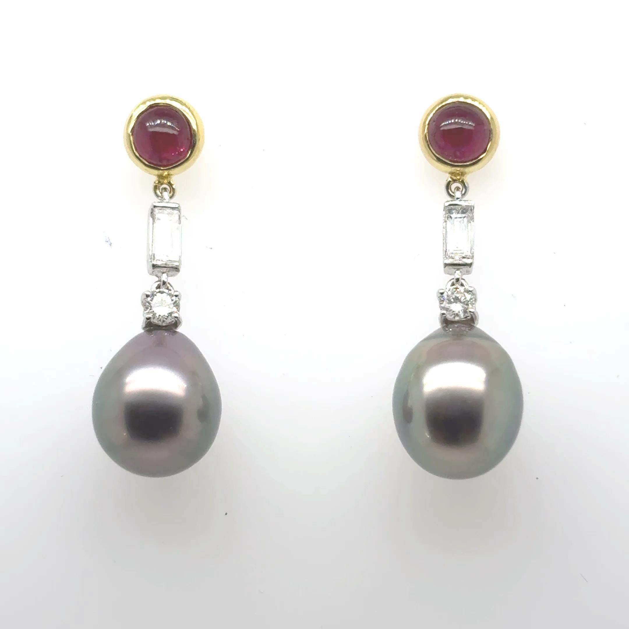 Orecchini in oro bianco e giallo 18k con perle nere dei mari del sud, diamanti e rubini in vendita 1