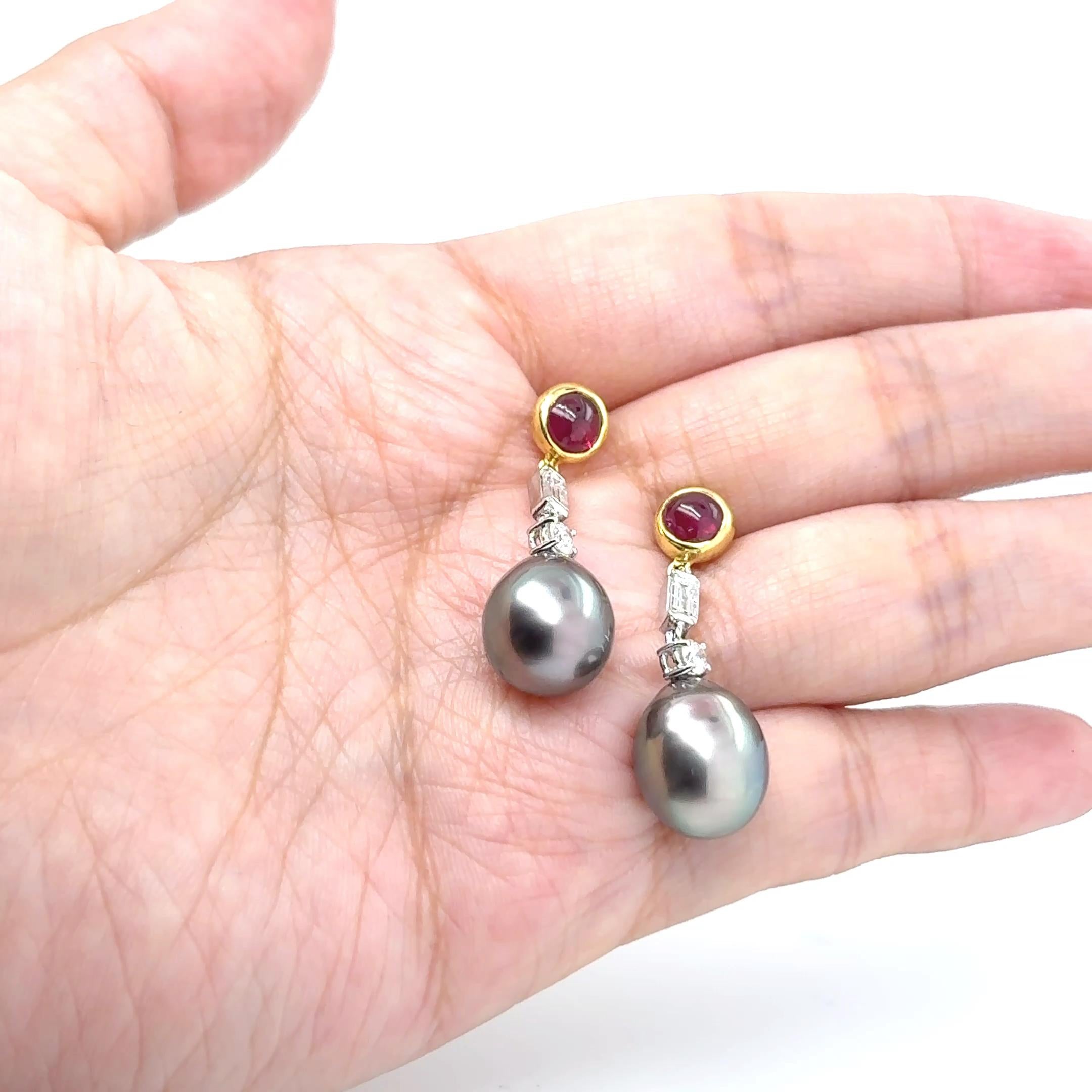 Orecchini in oro bianco e giallo 18k con perle nere dei mari del sud, diamanti e rubini in vendita 2