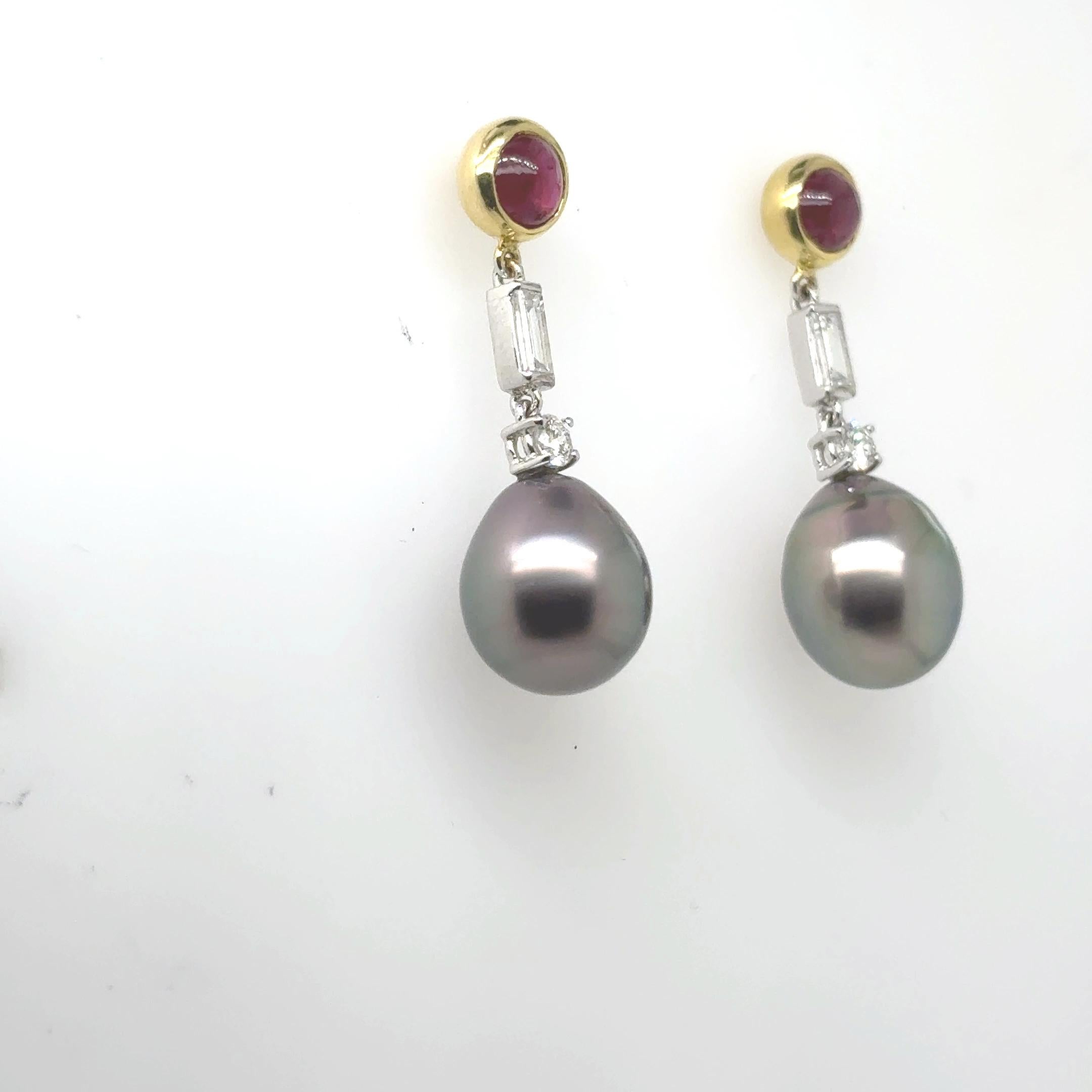Orecchini in oro bianco e giallo 18k con perle nere dei mari del sud, diamanti e rubini in vendita 3