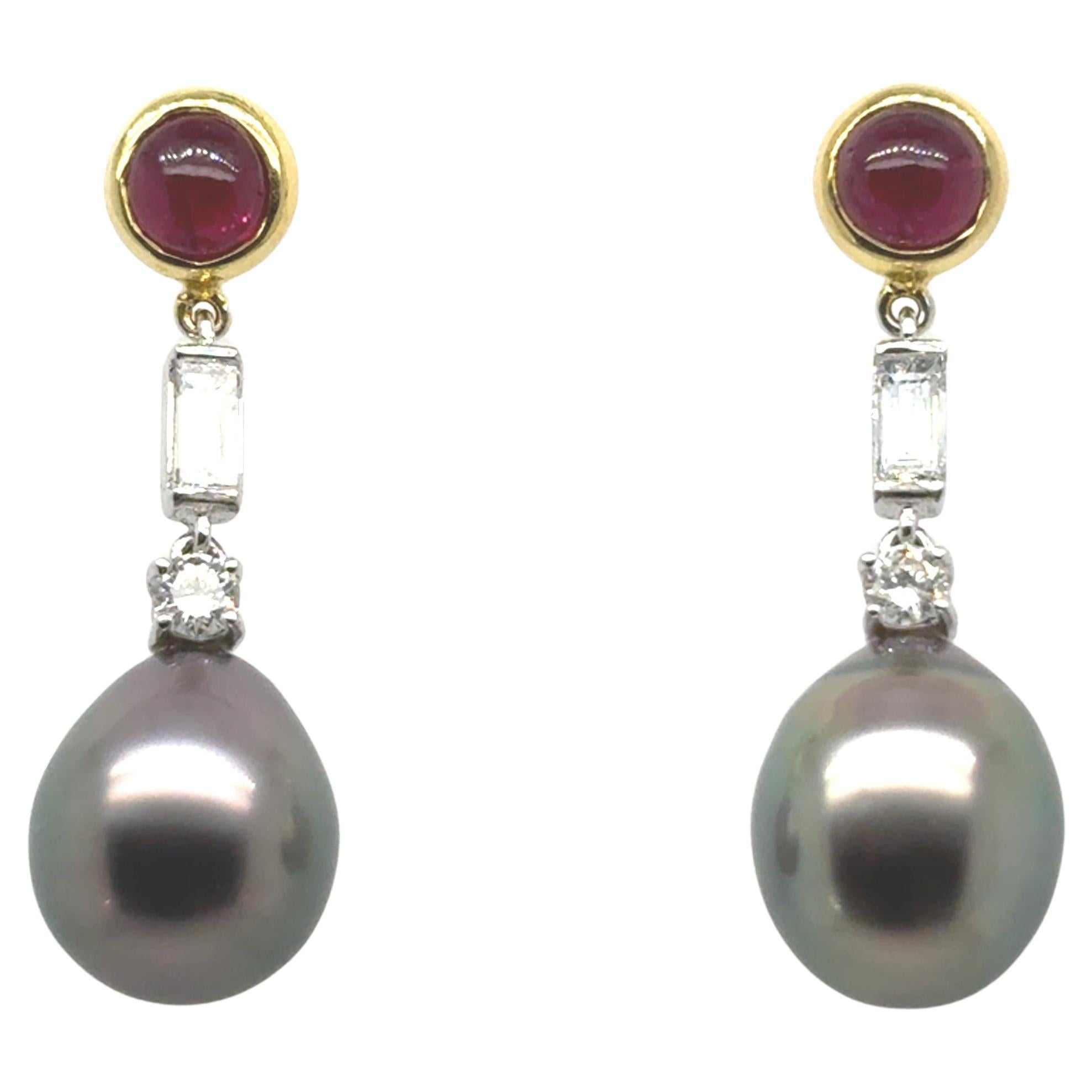 Orecchini in oro bianco e giallo 18k con perle nere dei mari del sud, diamanti e rubini in vendita