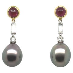 Orecchini in oro bianco e giallo 18k con perle nere dei mari del sud, diamanti e rubini