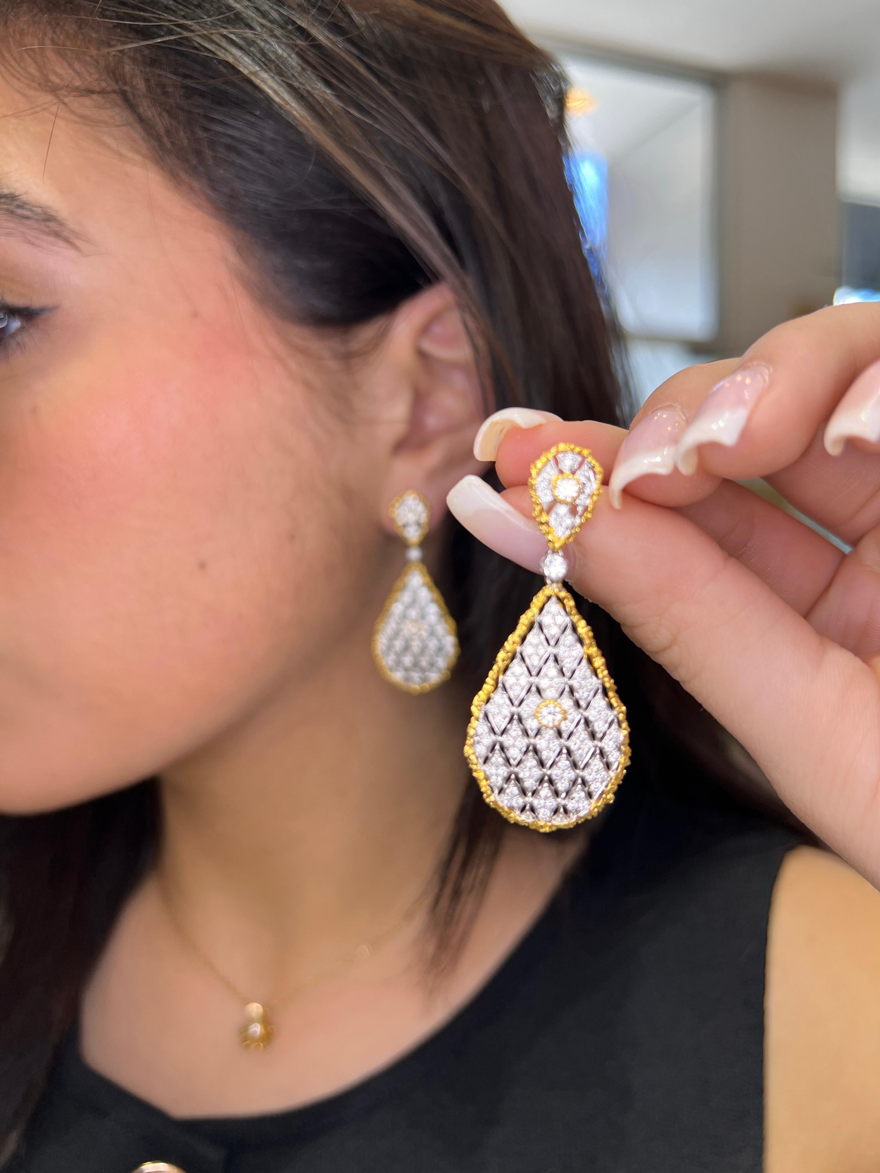 Smart und einfach elegant 18k Weiß und Gelbgold Dangle Drop Earring, Italienisch Enchaning Lace Technik verwendet, um die üppige Textil Aussehen zu schaffen. (750 Punze). Kleine Motive, alle handgefertigt und mit Pavé besetzt. In der Mitte jedes