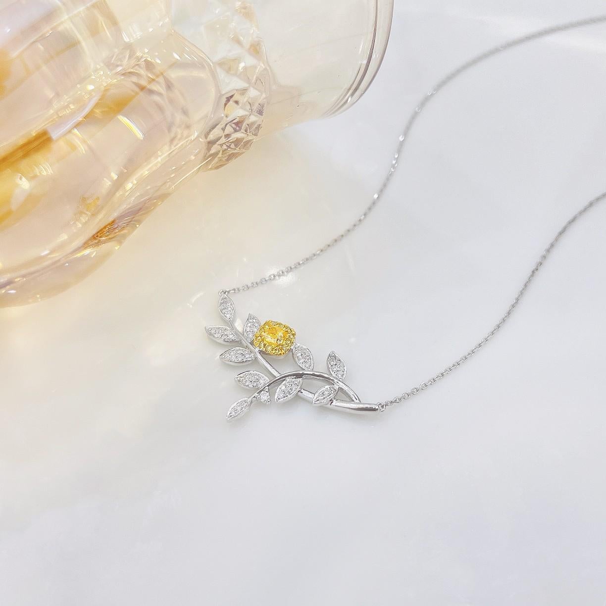 Gesamtgewicht: 3,40 g
Netto-Goldgewicht: 3.324 g
Hauptstein: 1 Diamant, 0,160 CT
Sekundäre Steine: 67 Diamanten, 0,220 CT
Dieser elegante blattförmige Anhänger aus 18 Karat Weiß- und Gelbgold besticht durch ein Design mit Kissenschliff und