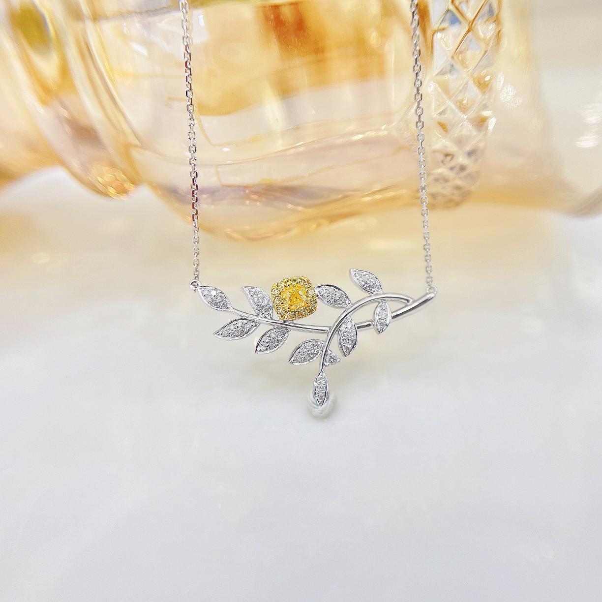 Halskette mit Anhänger, 18 Karat Weiß- und Gelbgold Natürlicher Diamant im Kissenschliff Blatt (Byzantinisch) im Angebot