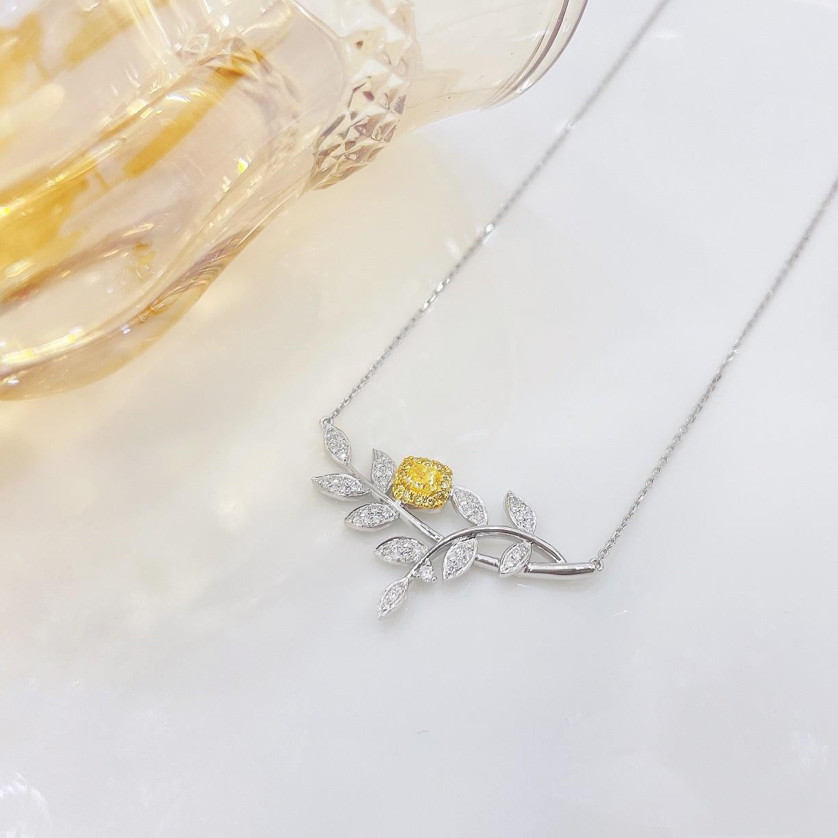 Halskette mit Anhänger, 18 Karat Weiß- und Gelbgold Natürlicher Diamant im Kissenschliff Blatt im Zustand „Neu“ im Angebot in Hong Kong, HK