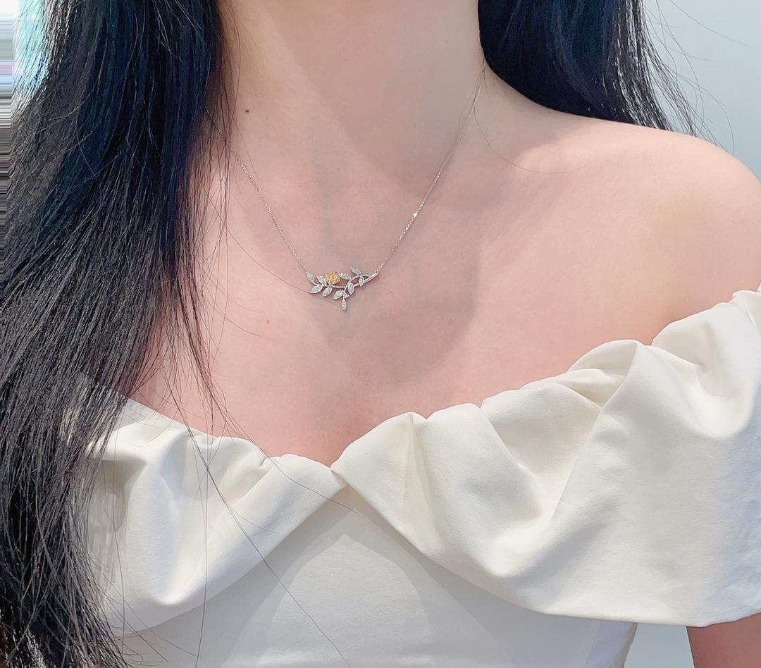 Halskette mit Anhänger, 18 Karat Weiß- und Gelbgold Natürlicher Diamant im Kissenschliff Blatt für Damen oder Herren im Angebot