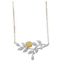 Collana con ciondolo a forma di foglia con diamante naturale e taglio a cuscino in oro bianco e giallo 18 carati