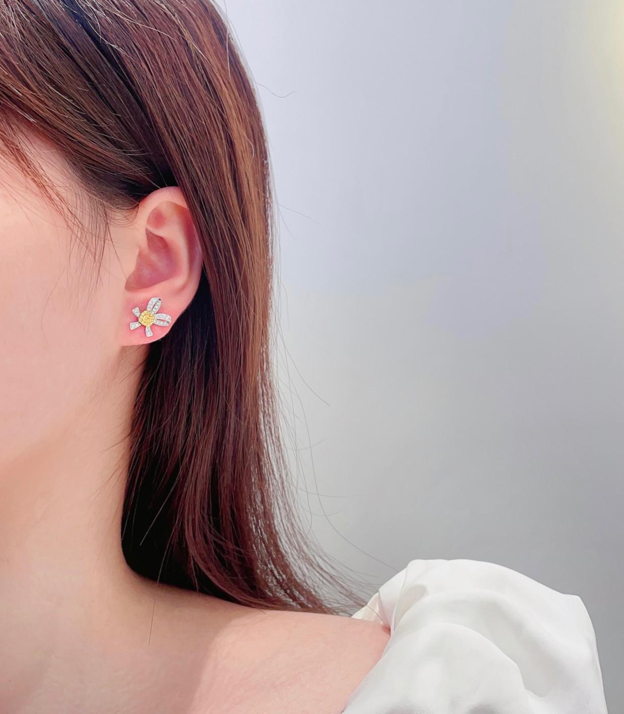 Boucles d'oreilles pétales en or blanc et jaune 18K avec diamants taille coussin

Poids total : 2,57 g
Poids net de l'or : 2,425 g
Pierres principales : 2 diamants, 0.284 CT
Pierres secondaires : 72 diamants, 0.442 CT
Ces élégantes boucles