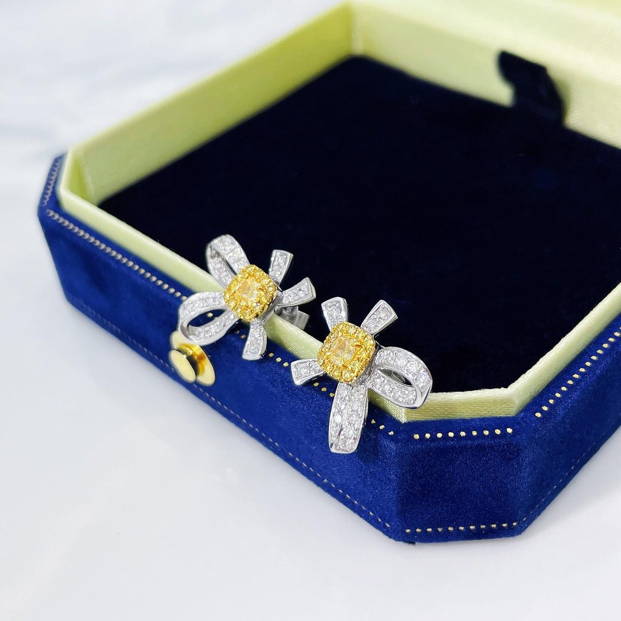 Moderne Boucles d'oreilles pétales en or blanc et jaune 18K avec diamants taille coussin en vente