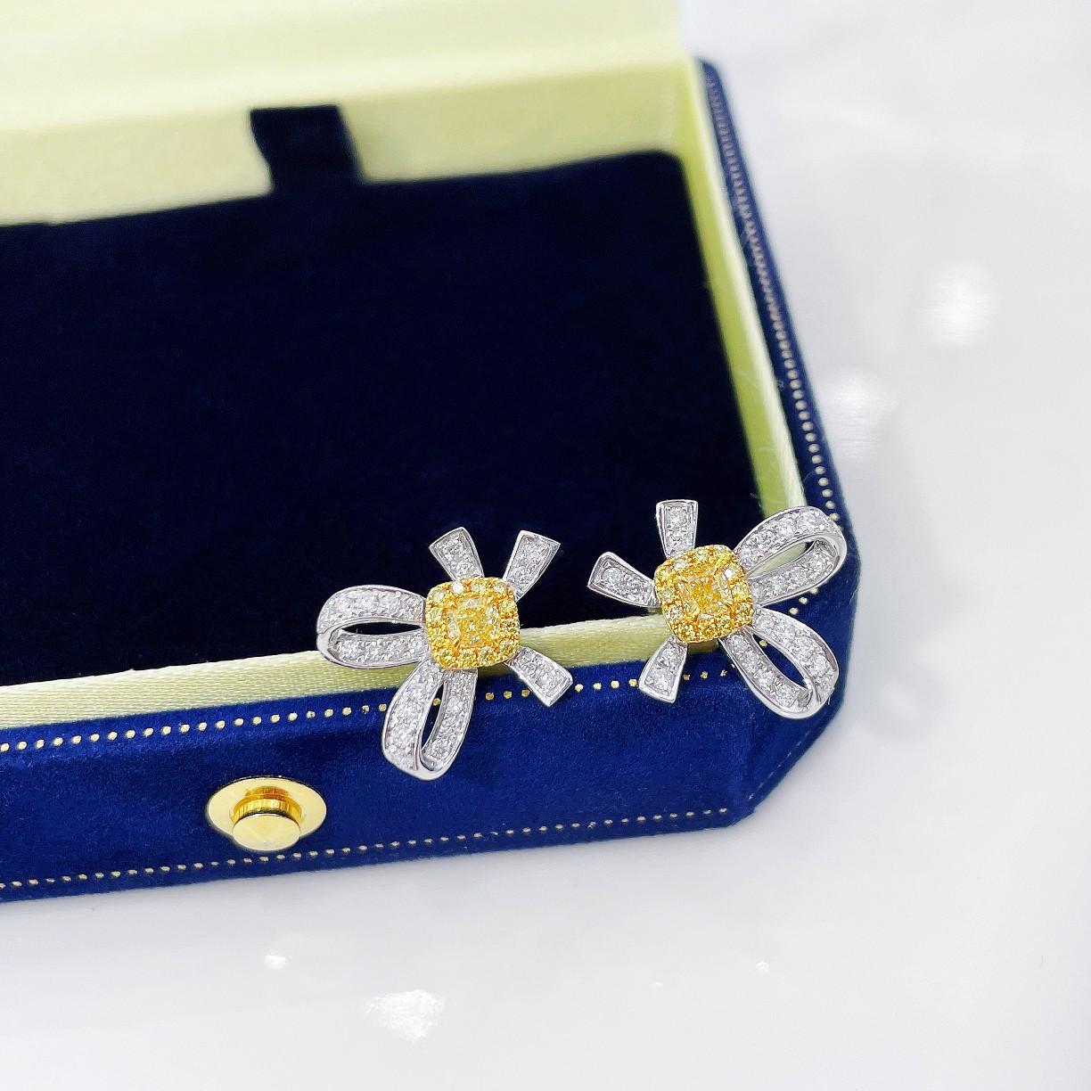 Boucles d'oreilles pétales en or blanc et jaune 18K avec diamants taille coussin Neuf - En vente à Hong Kong, HK