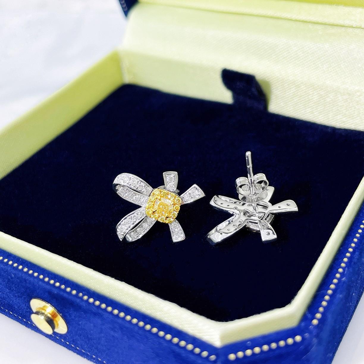 Boucles d'oreilles pétales en or blanc et jaune 18K avec diamants taille coussin Unisexe en vente
