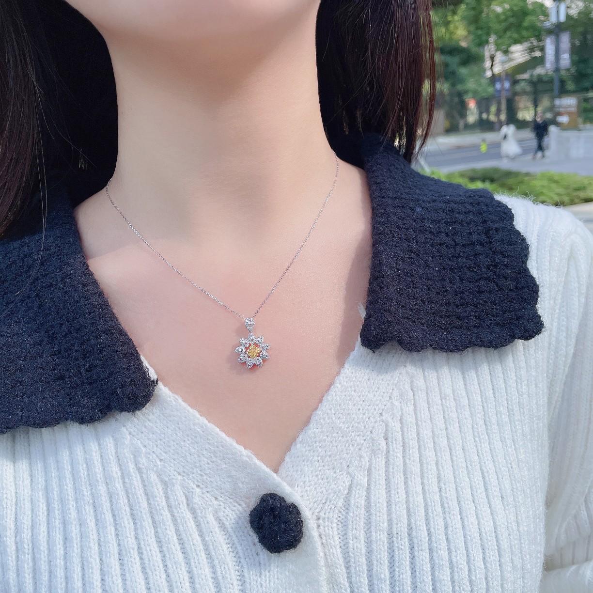 Total Weight: 2.57 g
Net Gold Weight: 2.425 g
Main Stones: 2 Diamonds, 0.284 CT
Secondary Stones: 72 Diamonds, 0.442 CT
This stunning necklace features a cushion-cut design inspired by the elegance of a sunflower, crafted in white and yellow gold
