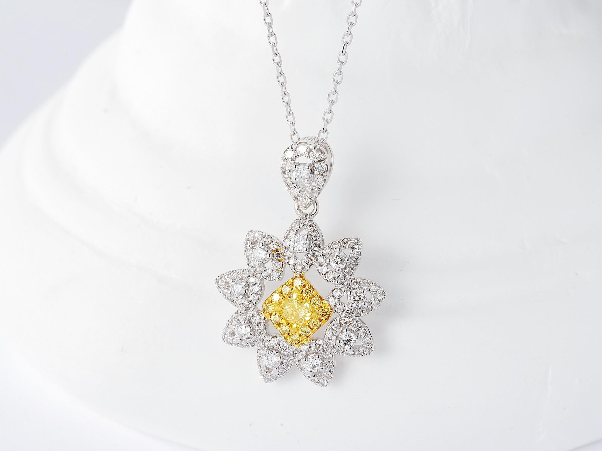 18K White and Yellow Gold Diamond Cushion-Cut Sunflower Necklace In New Condition For Sale In Hong Kong, HK