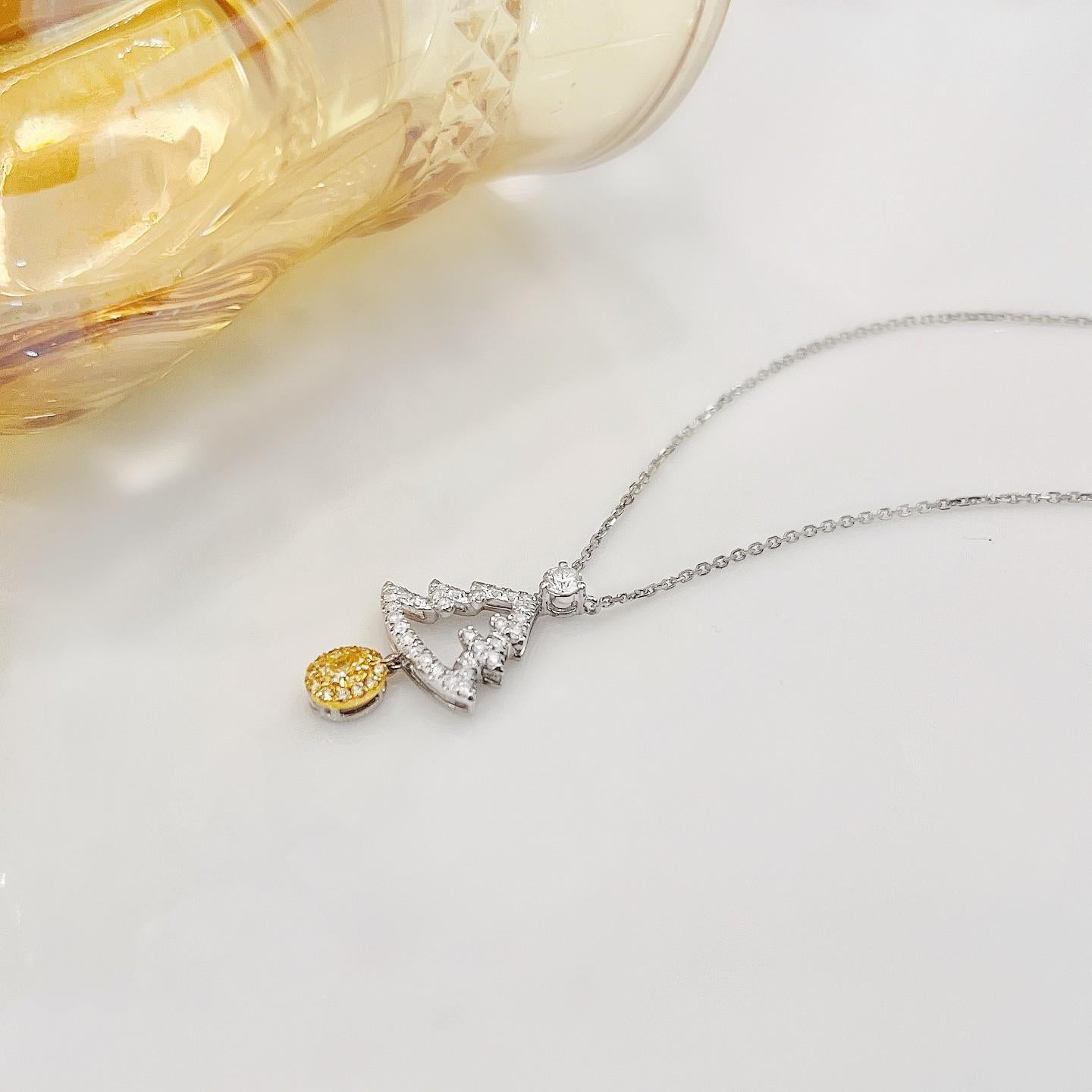 18K White and Yellow Gold Diamond Heart Christmas Necklace In New Condition For Sale In Hong Kong, HK