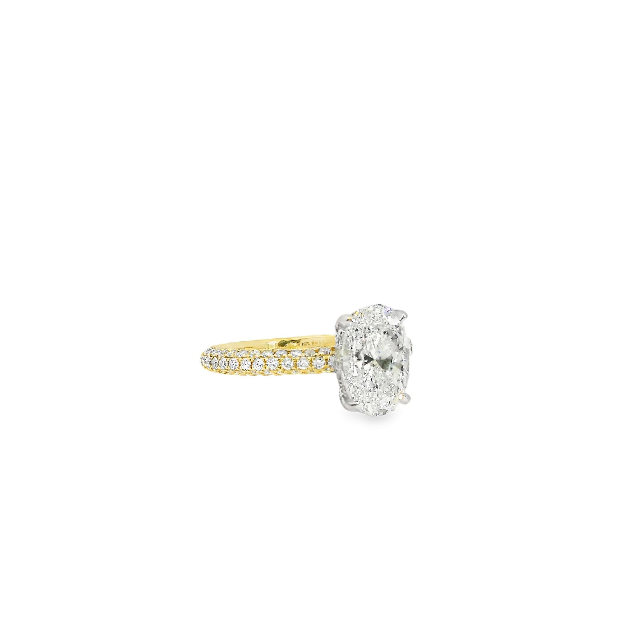 18k White and Yellow Gold GIA Certified 2.01ctw Oval Diamond Ring en vente 5