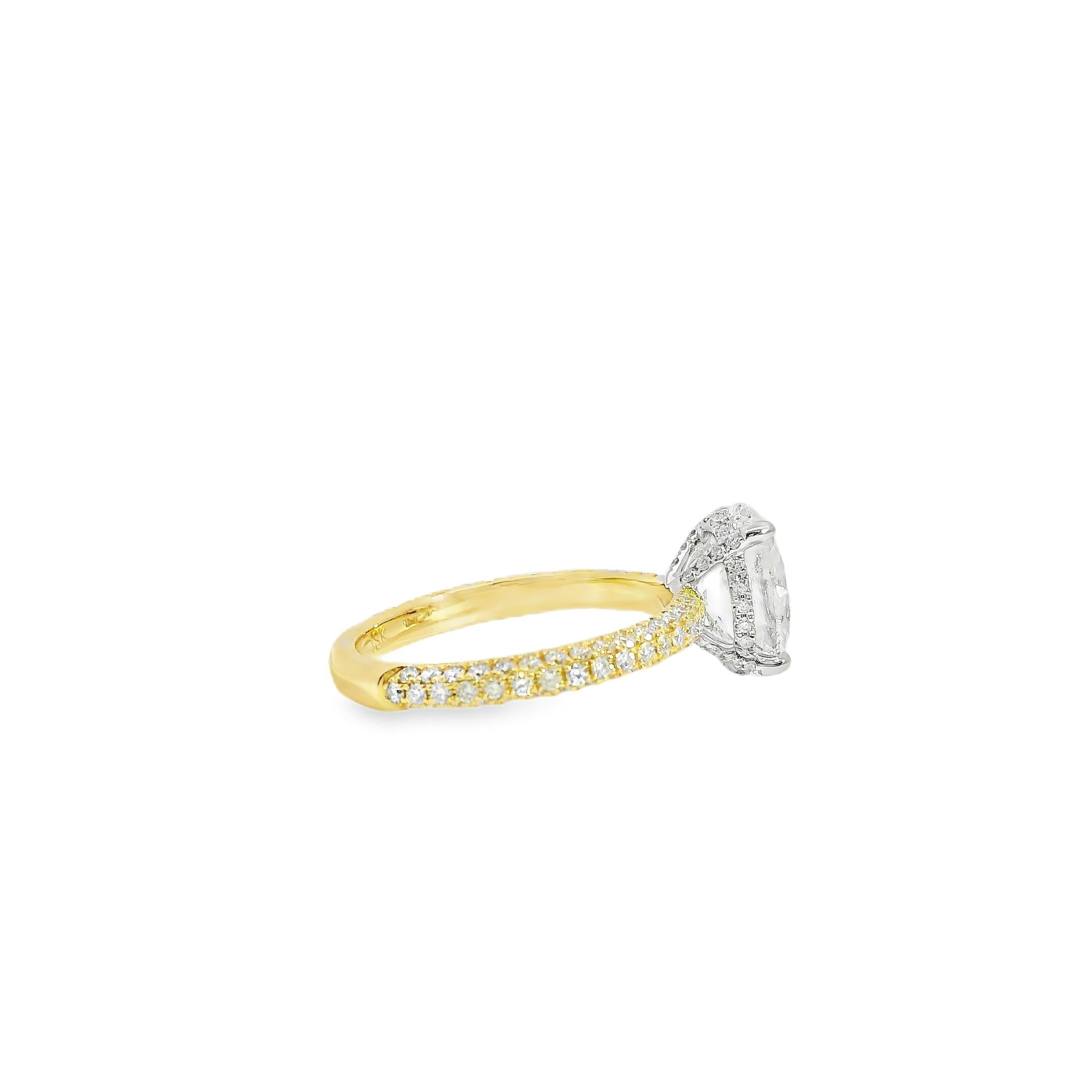 18k White and Yellow Gold GIA Certified 2.01ctw Oval Diamond Ring en vente 9