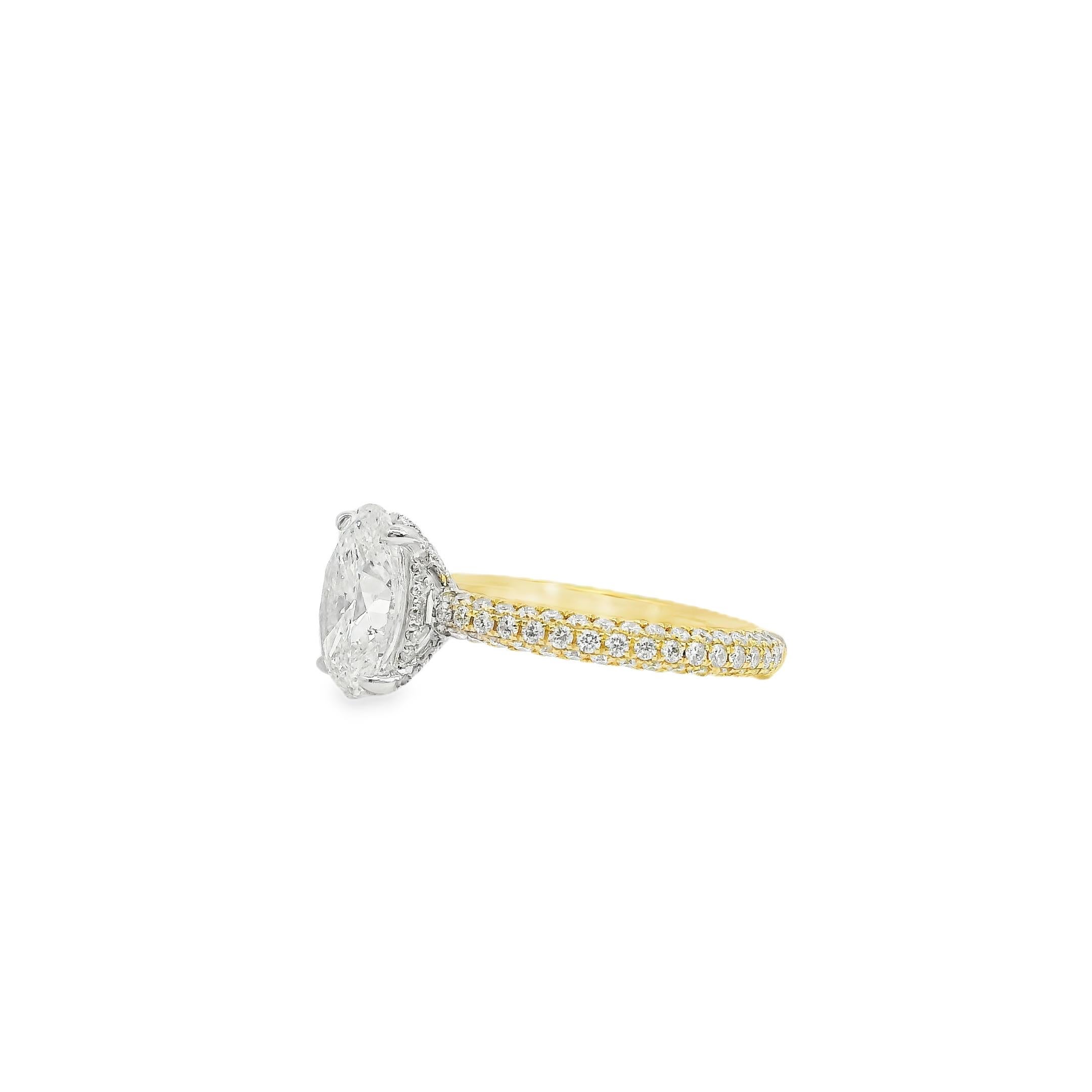 Taille ronde 18k White and Yellow Gold GIA Certified 2.01ctw Oval Diamond Ring en vente