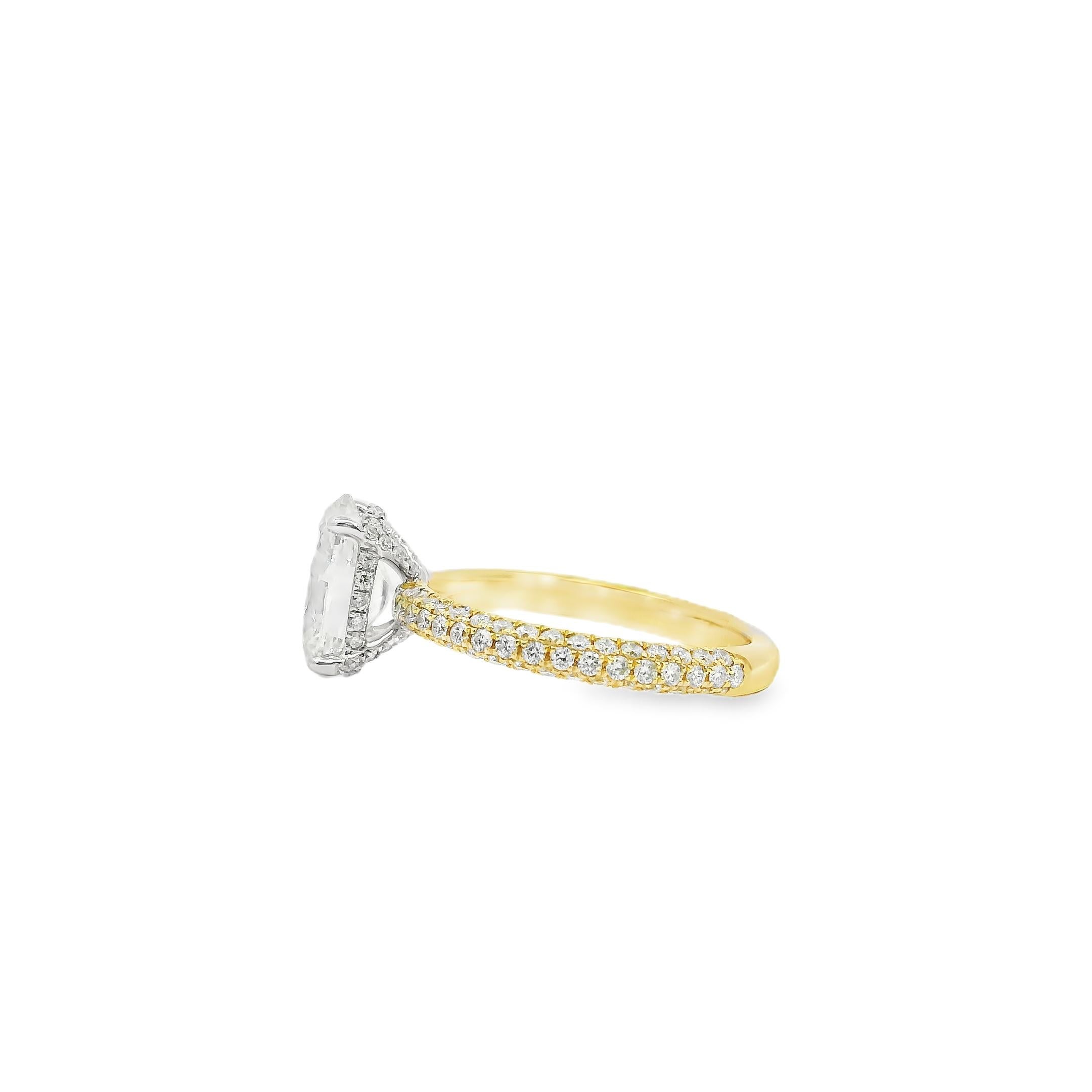 18k White and Yellow Gold GIA Certified 2.01ctw Oval Diamond Ring Pour femmes en vente