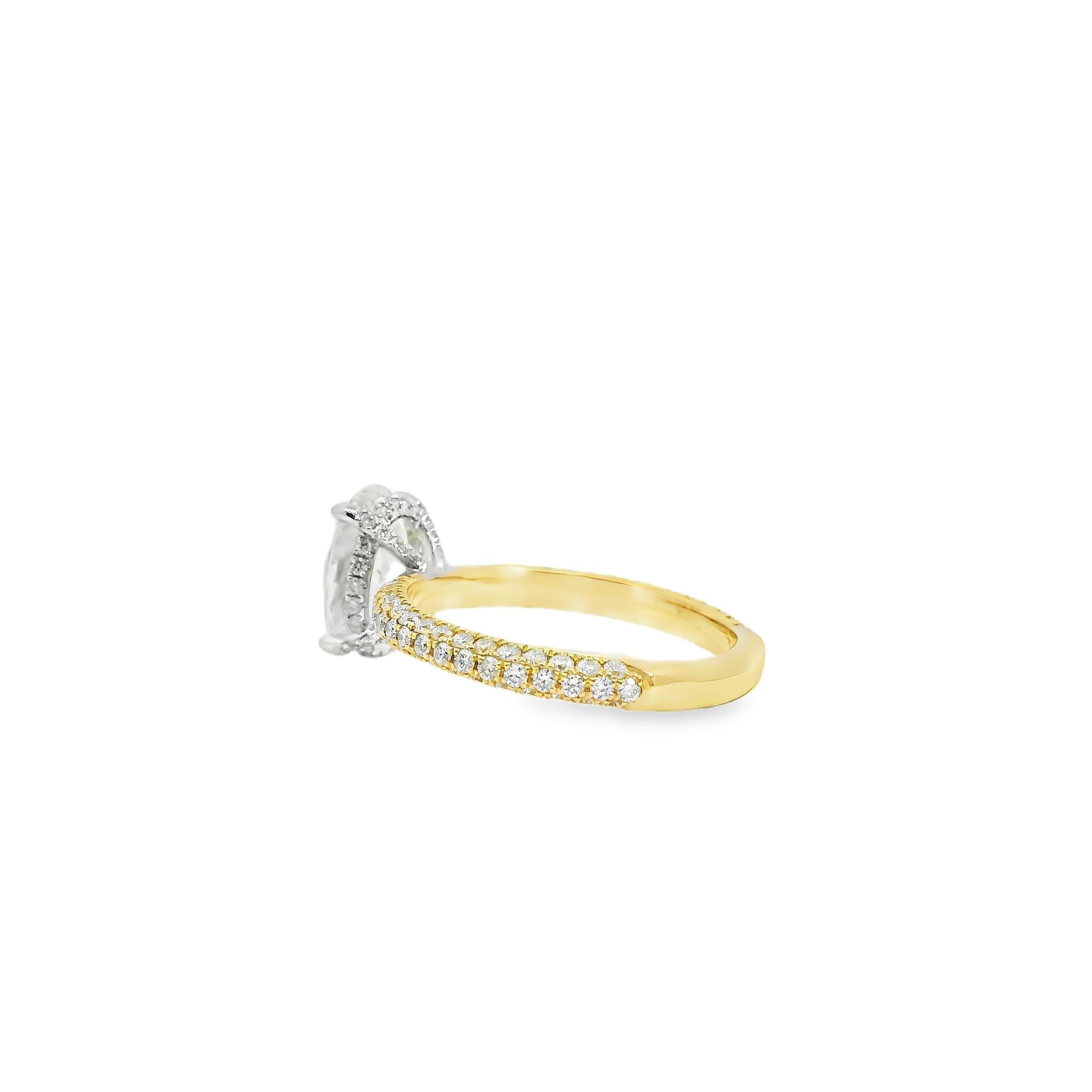 18k White and Yellow Gold GIA Certified 2.01ctw Oval Diamond Ring en vente 2