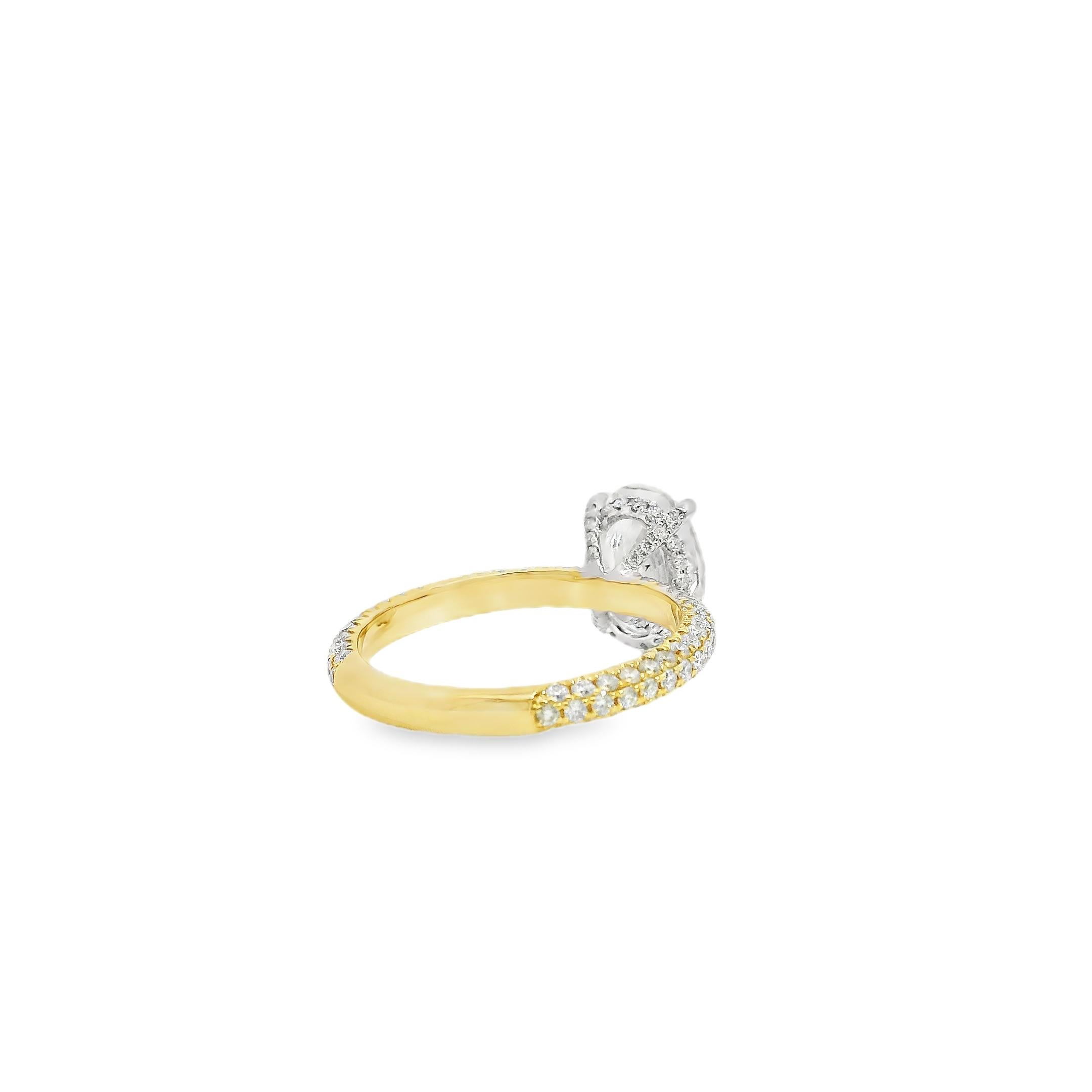 18k White and Yellow Gold GIA Certified 2.01ctw Oval Diamond Ring en vente 3
