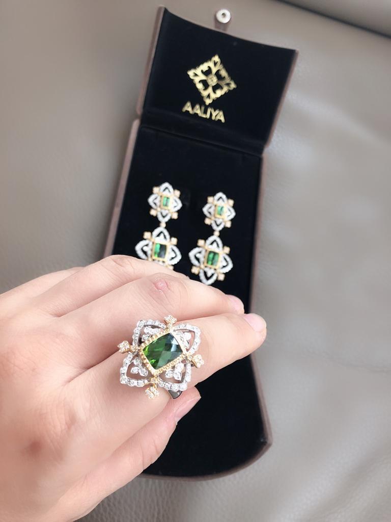 Moderno Anello Cocktail con tormalina naturale verde e diamanti in oro bianco e giallo 18 carati