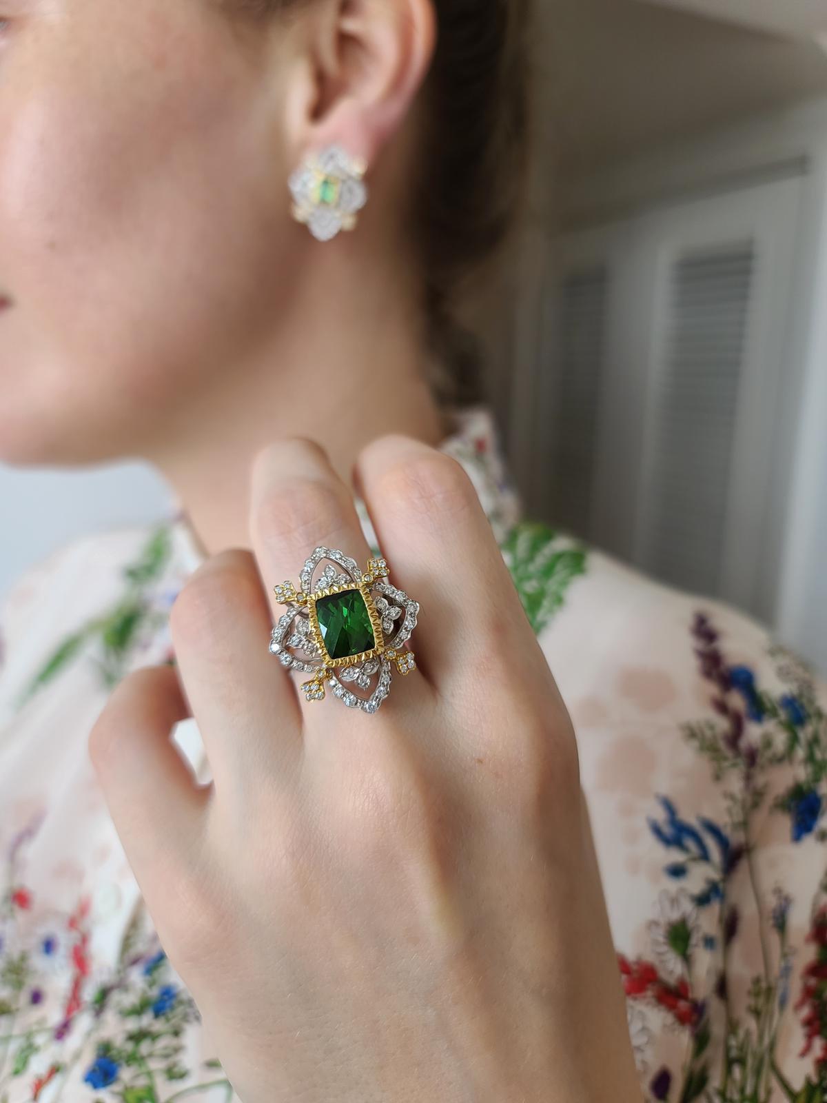 Taglio smeraldo Anello Cocktail con tormalina naturale verde e diamanti in oro bianco e giallo 18 carati