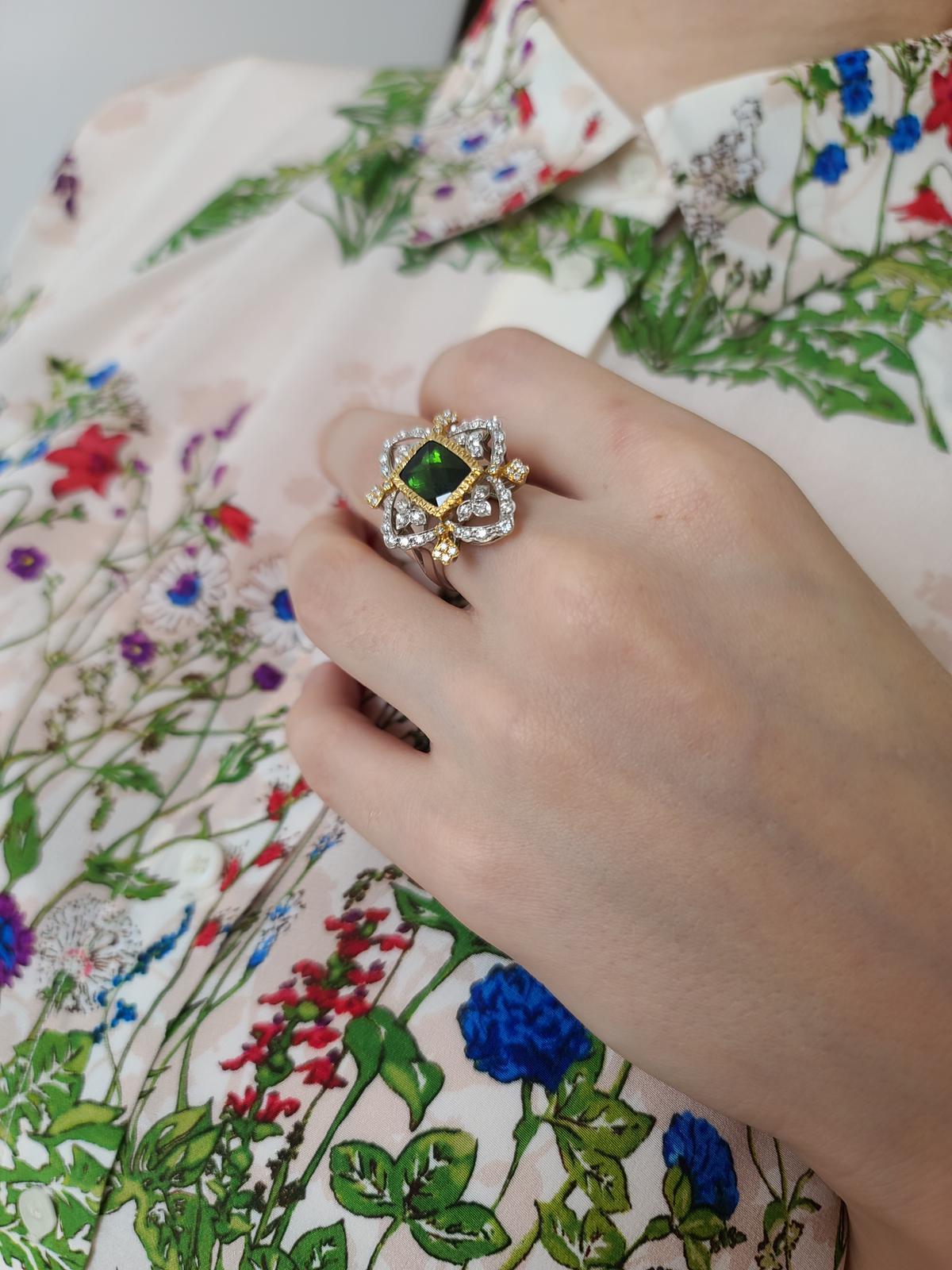 Anello Cocktail con tormalina naturale verde e diamanti in oro bianco e giallo 18 carati In condizioni Nuovo a Hong Kong, HK