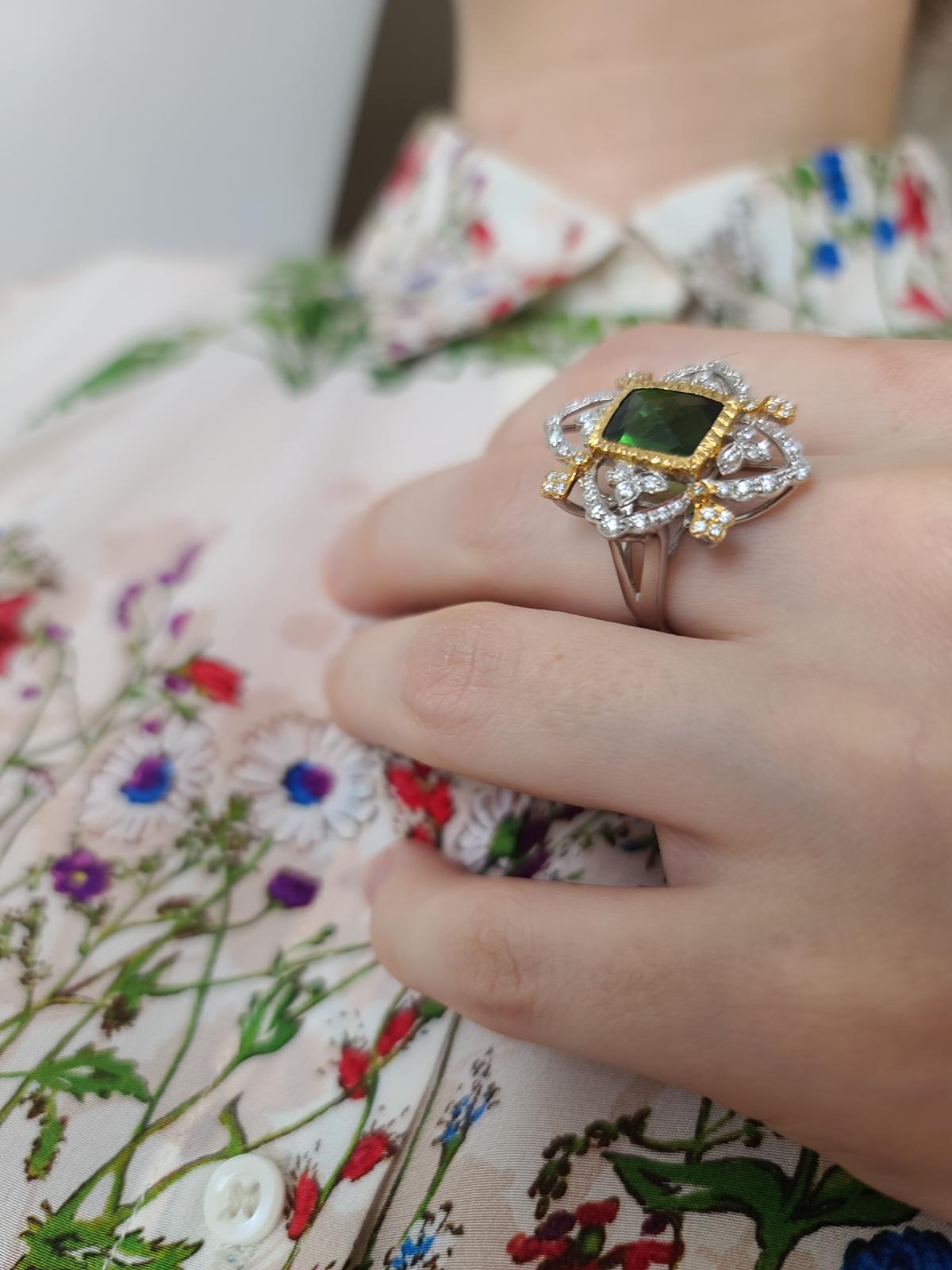 Donna Anello Cocktail con tormalina naturale verde e diamanti in oro bianco e giallo 18 carati