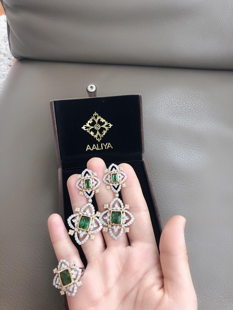 Anello Cocktail con tormalina naturale verde e diamanti in oro bianco e giallo 18 carati 1