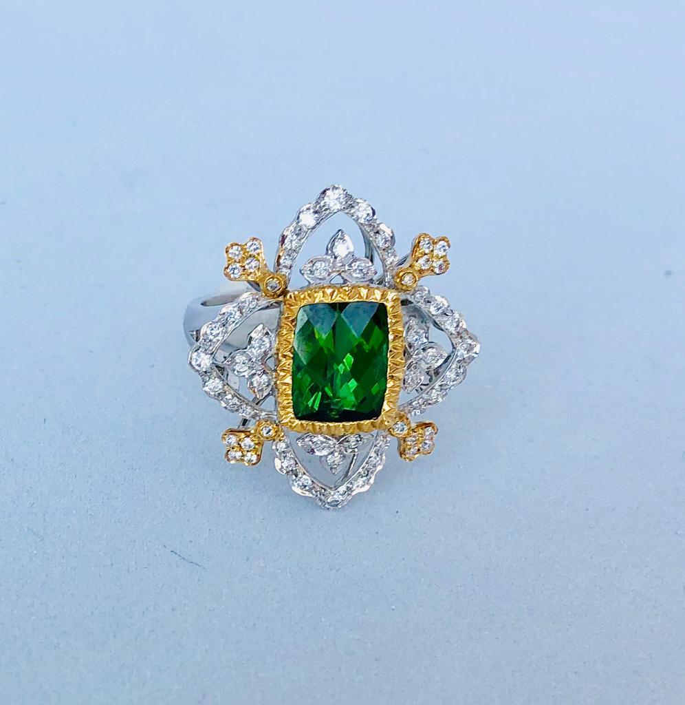 Anello Cocktail con tormalina naturale verde e diamanti in oro bianco e giallo 18 carati 2