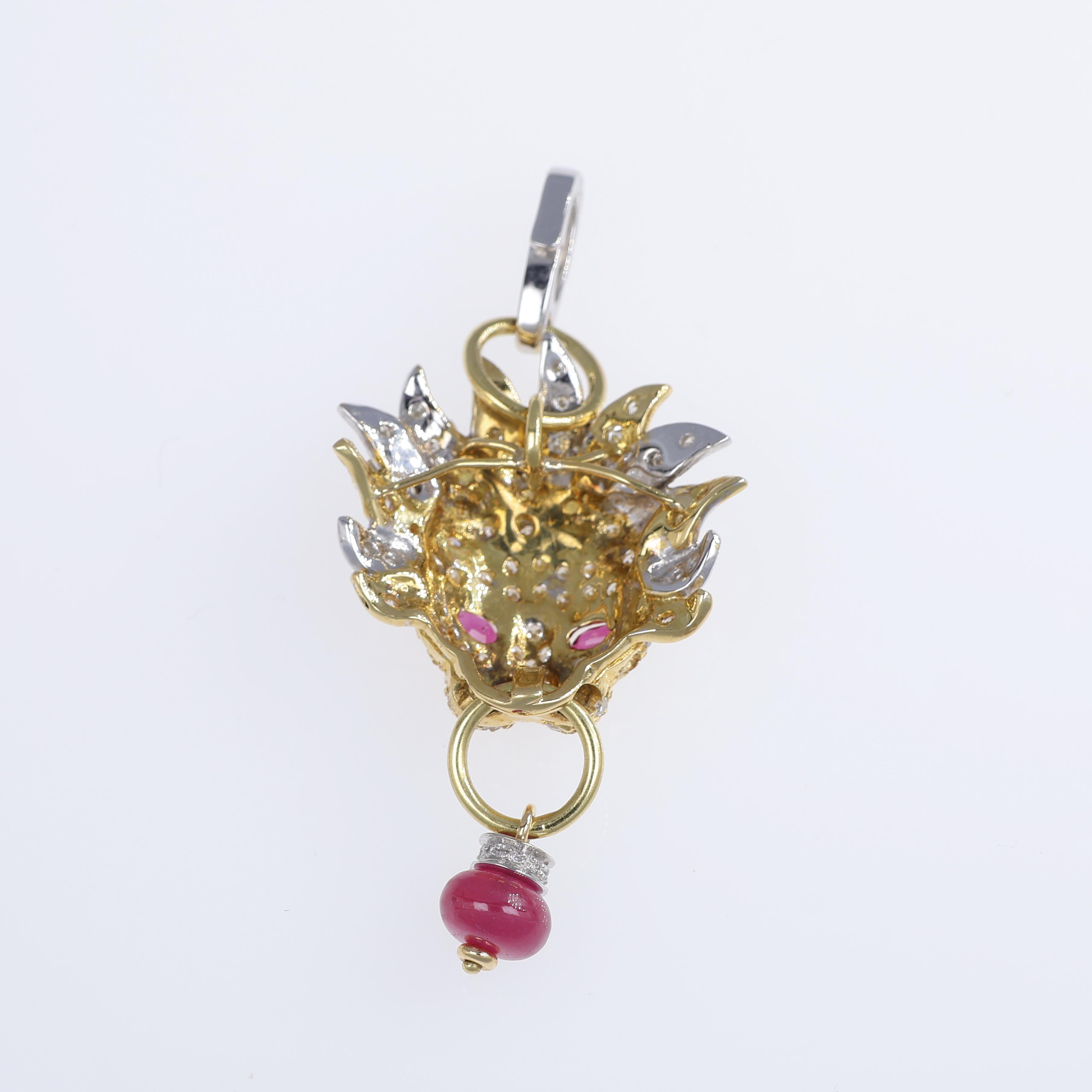 18K White and Yellow Gold Lion Pendant with Diamonds and Rubies In New Condition For Sale In Bergamo, BG