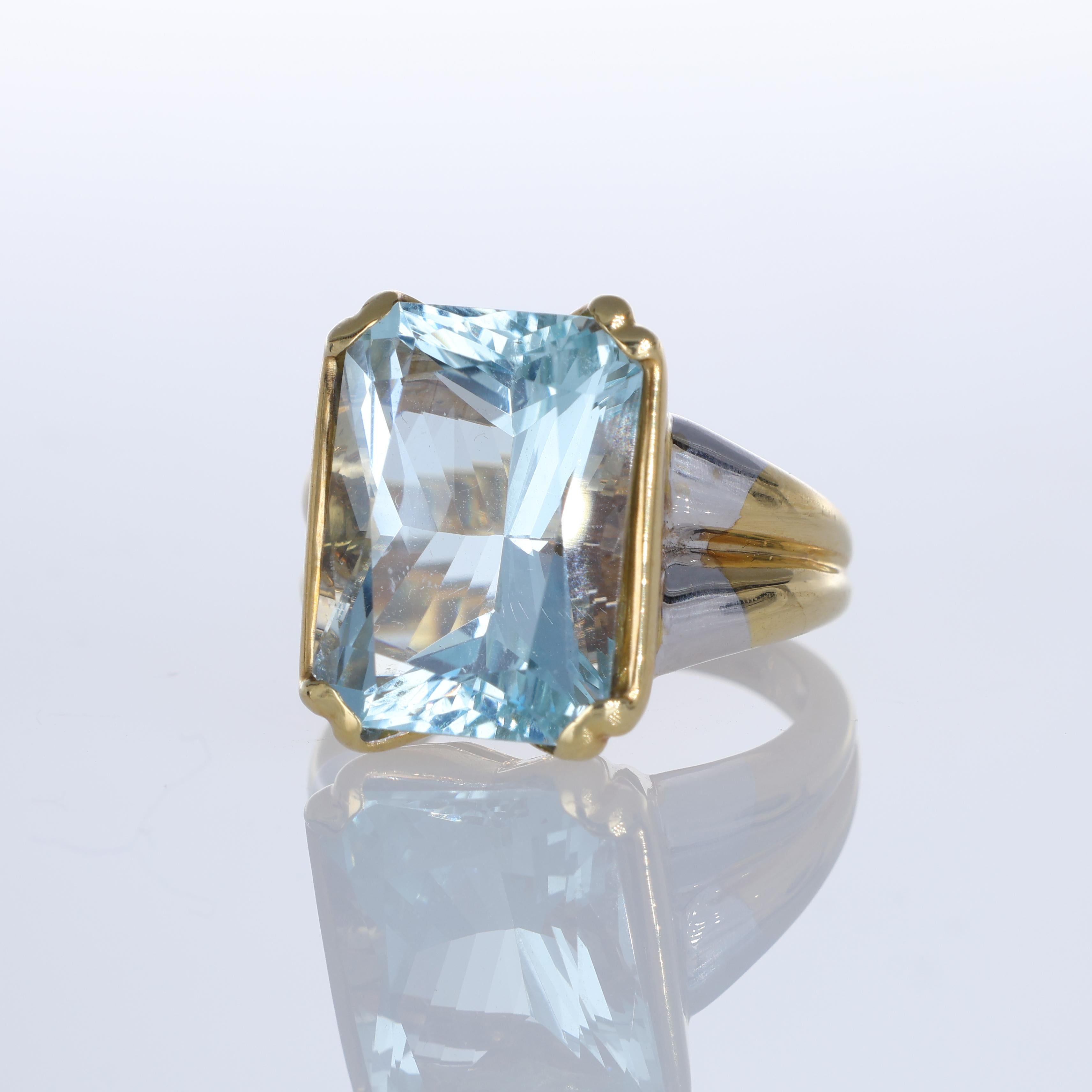 18K White and Yellow Gold Ring with 13.38 Carat Emerald-Cut Aquamarine In New Condition For Sale In Bergamo, BG