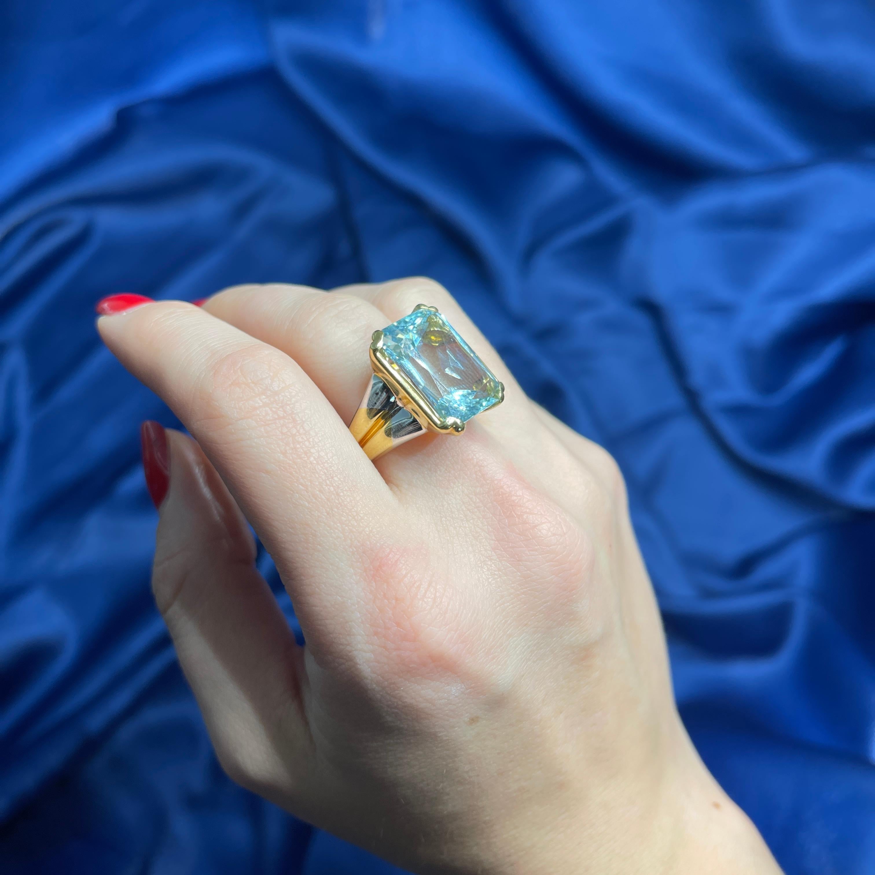 18K White and Yellow Gold Ring with 13.38 Carat Emerald-Cut Aquamarine For Sale 2