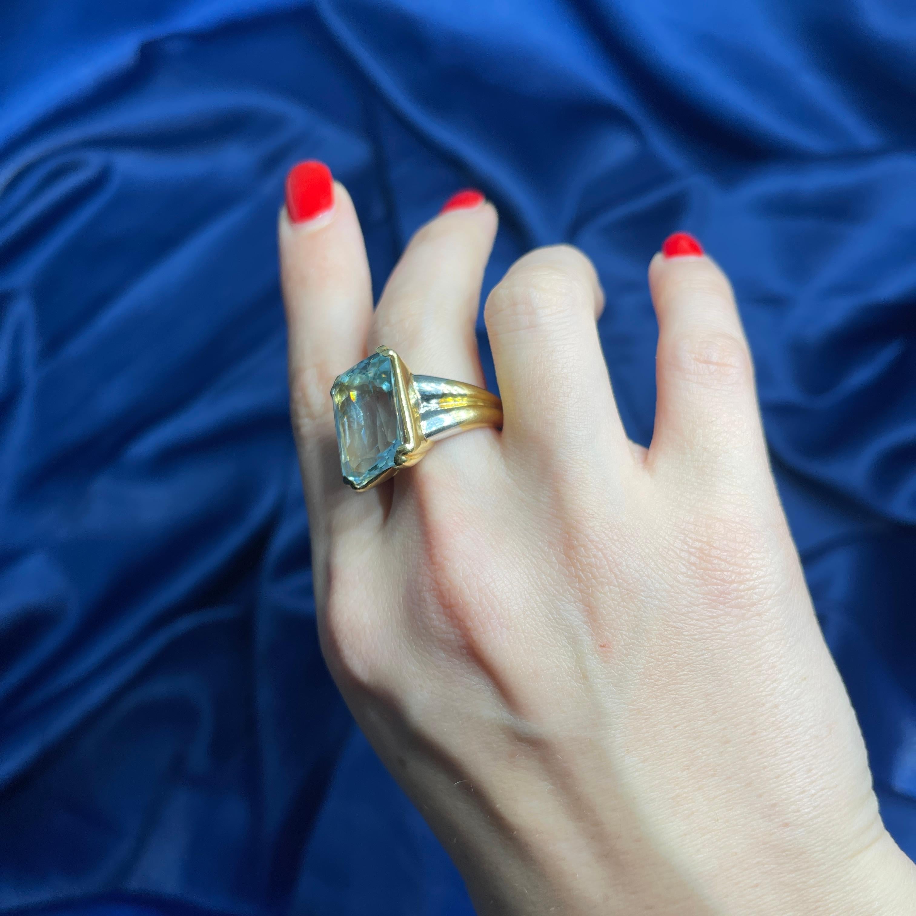 18K White and Yellow Gold Ring with 13.38 Carat Emerald-Cut Aquamarine For Sale 3