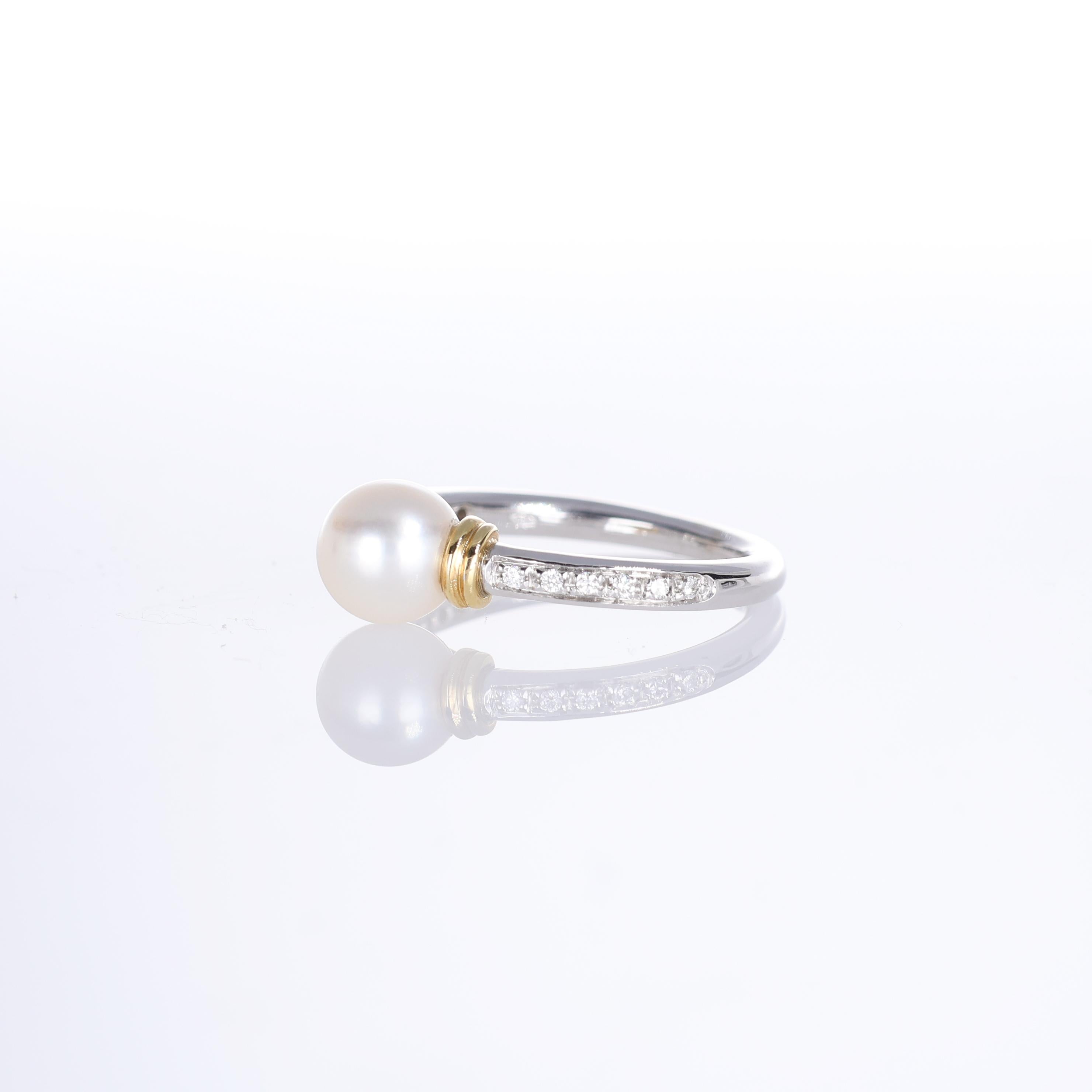 Brilliant Cut 18K White and Yellow Gold Ring with Central Pearl and Diamond Pavé For Sale