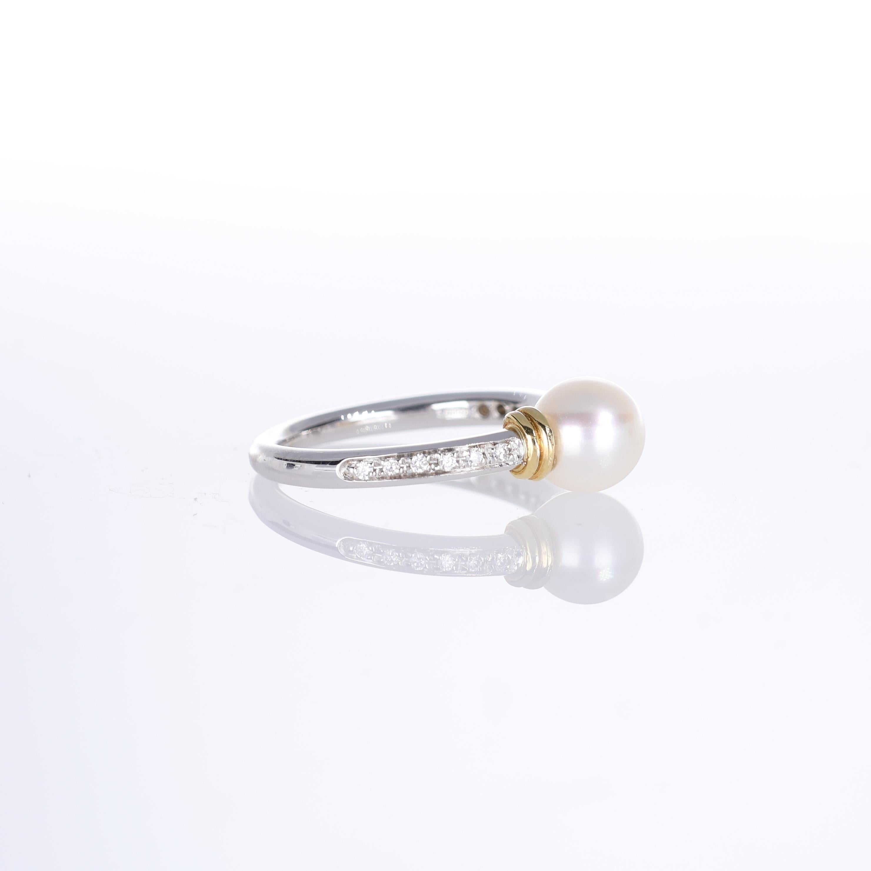 18K White and Yellow Gold Ring with Central Pearl and Diamond Pavé In New Condition For Sale In Bergamo, BG