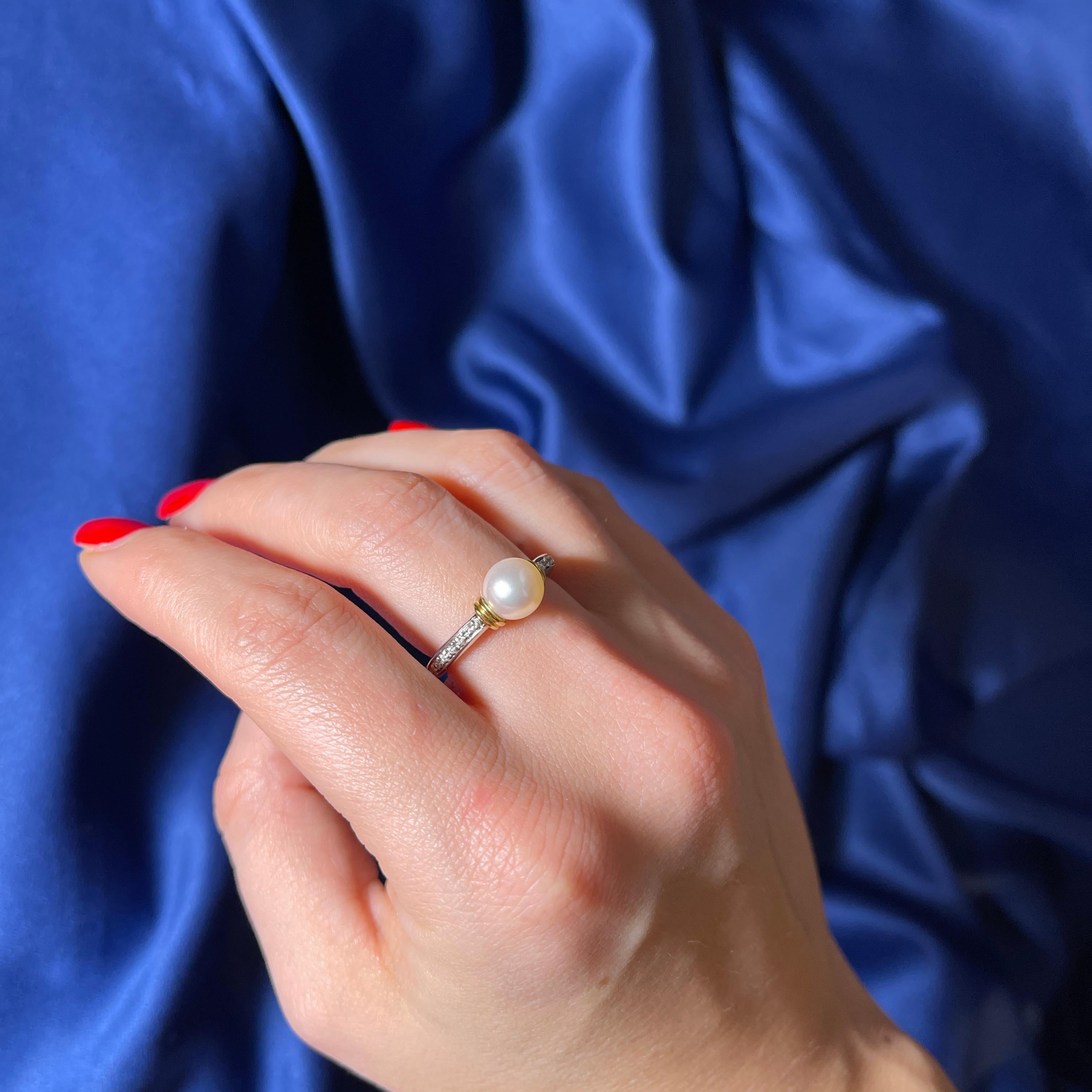 18K White and Yellow Gold Ring with Central Pearl and Diamond Pavé For Sale 2