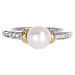 Anello in oro bianco e giallo 18 carati con perla centrale e pavé di diamanti