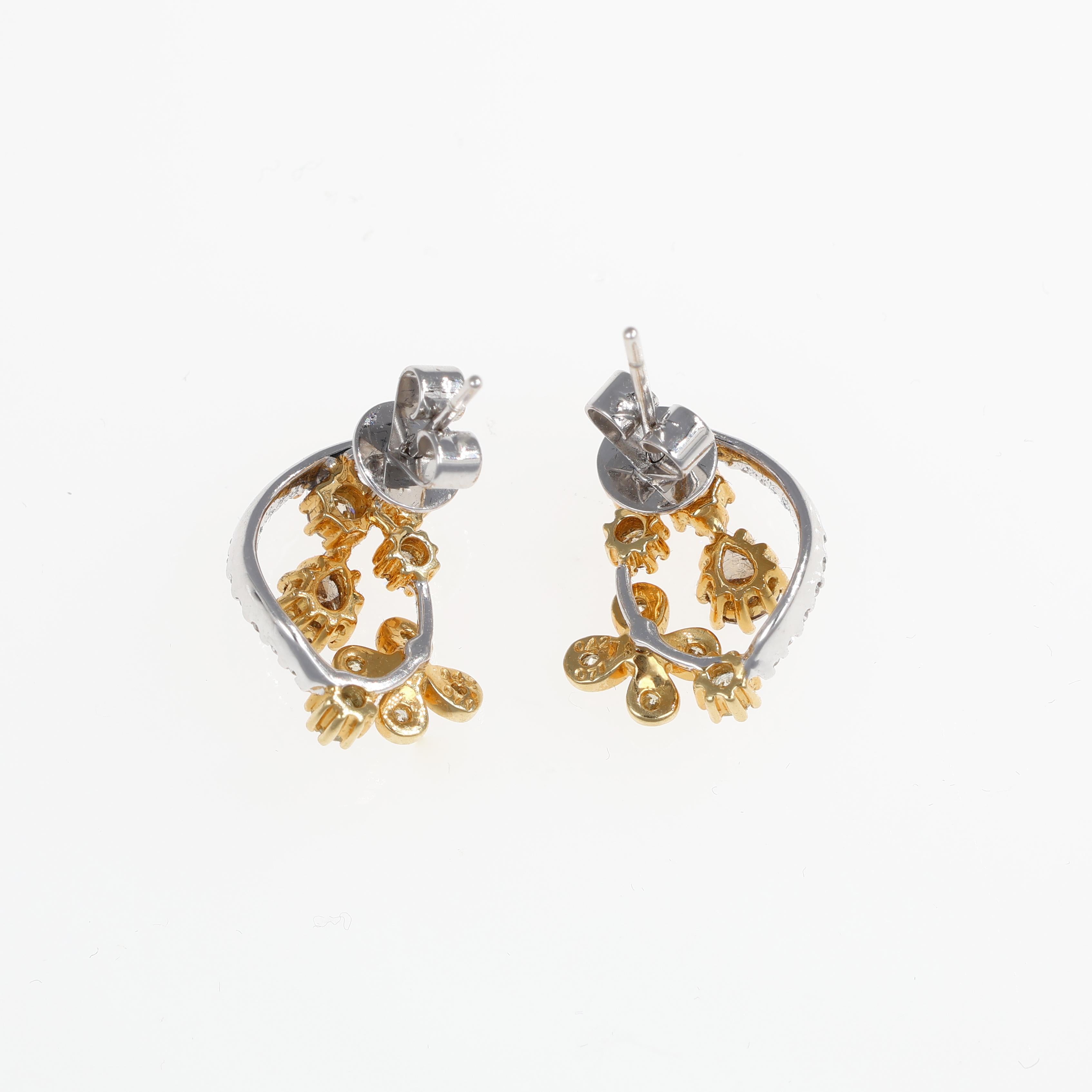 18K White and Yellow Gold Stud Earrings with Natural White Diamonds In New Condition For Sale In Bergamo, BG