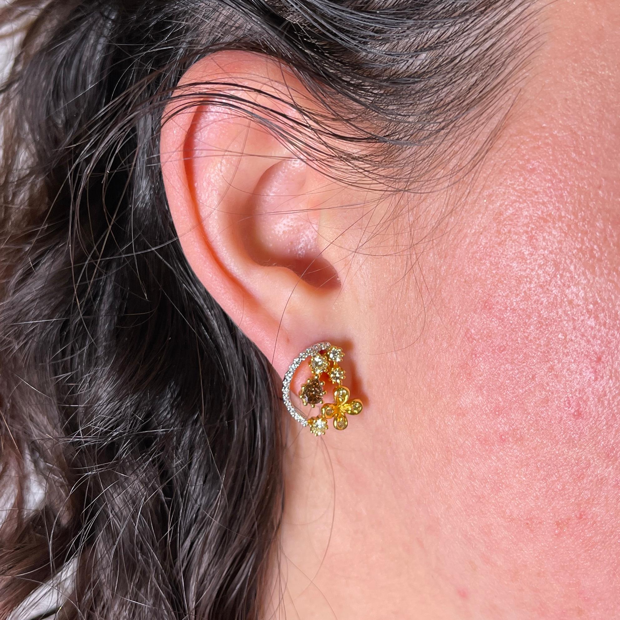 Women's or Men's 18K White and Yellow Gold Stud Earrings with Natural White Diamonds For Sale